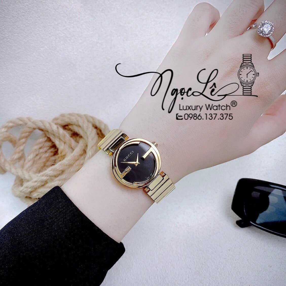 Đồng Hồ Nữ Gucci Dây Kim Loại Vàng Mặt Đen Dáng Lắc Tay Niềng Trơn Size 29mm