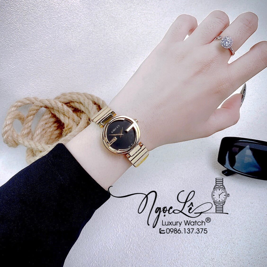 Đồng Hồ Nữ Gucci Dây Kim Loại Vàng Mặt Đen Dáng Lắc Tay Niềng Trơn Size 29mm