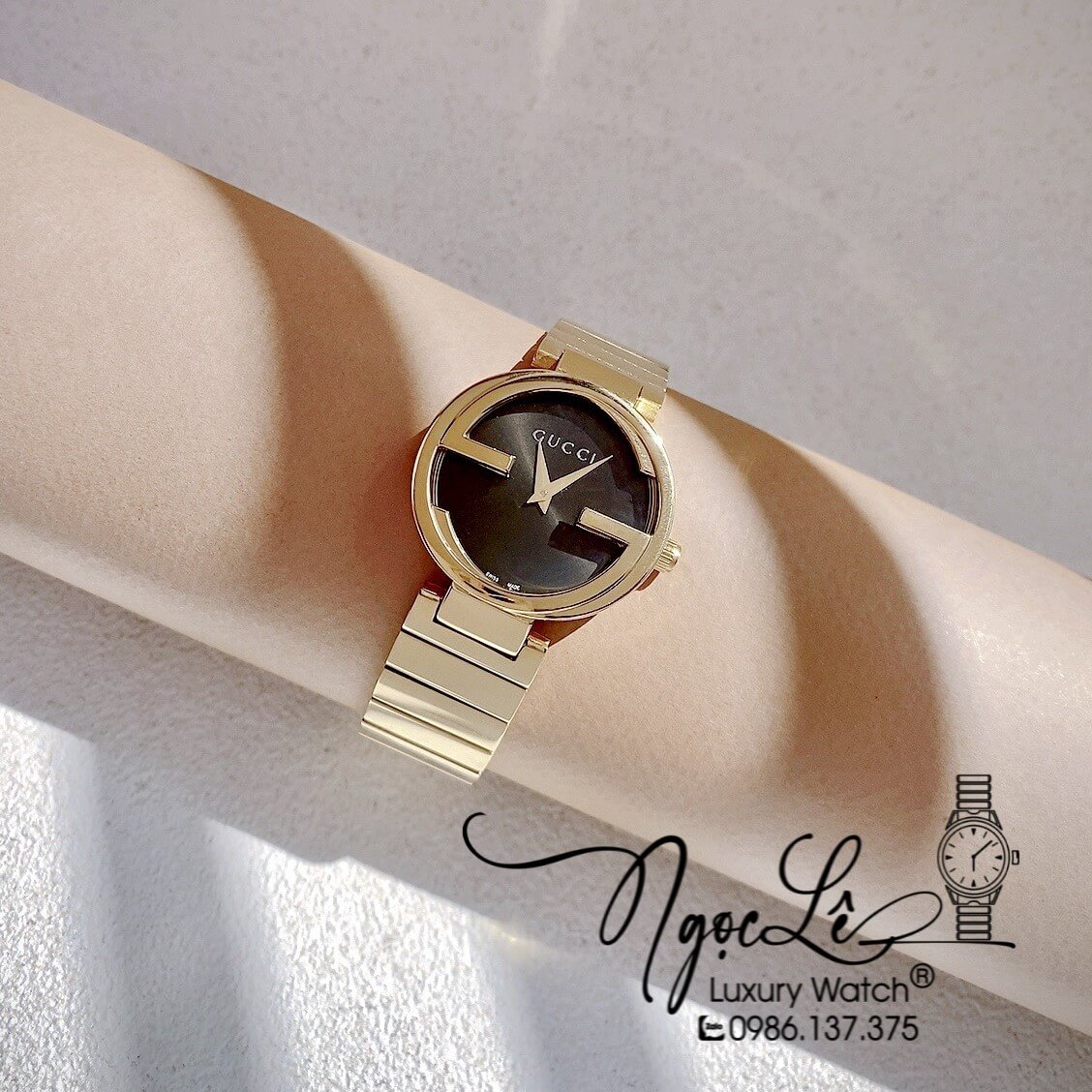 Đồng Hồ Nữ Gucci Dây Kim Loại Vàng Mặt Đen Dáng Lắc Tay Niềng Trơn Size 29mm