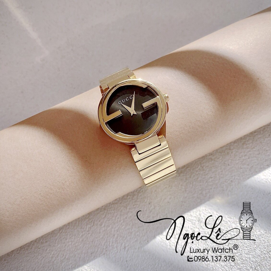 Đồng Hồ Nữ Gucci Dây Kim Loại Vàng Mặt Đen Dáng Lắc Tay Niềng Trơn Size 29mm