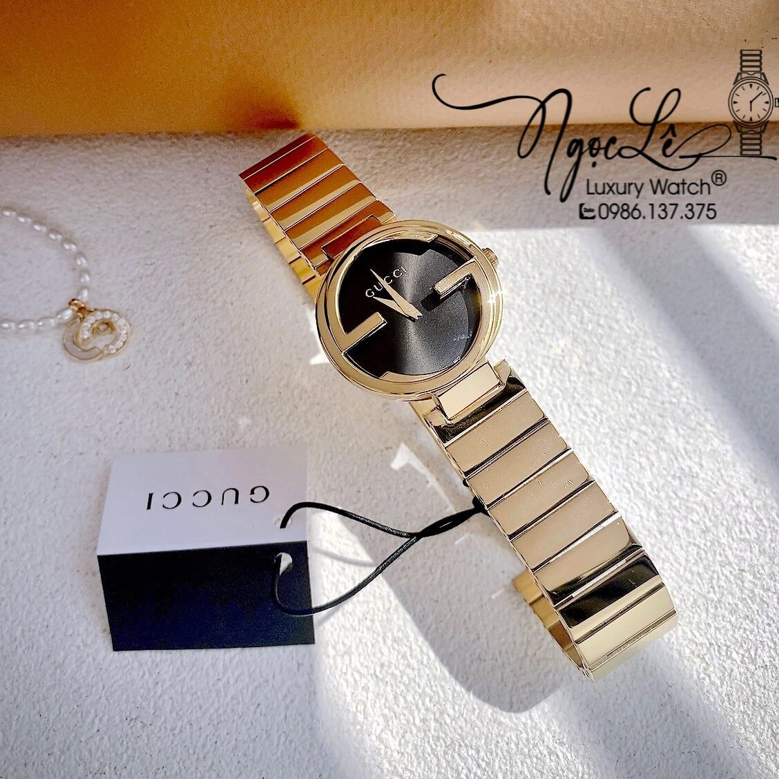 Đồng Hồ Nữ Gucci Dây Kim Loại Vàng Mặt Đen Dáng Lắc Tay Niềng Trơn Size 29mm