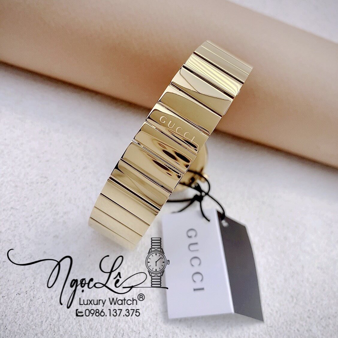 Đồng Hồ Nữ Gucci Dây Kim Loại Vàng Mặt Đen Dáng Lắc Tay Niềng Trơn Size 29mm