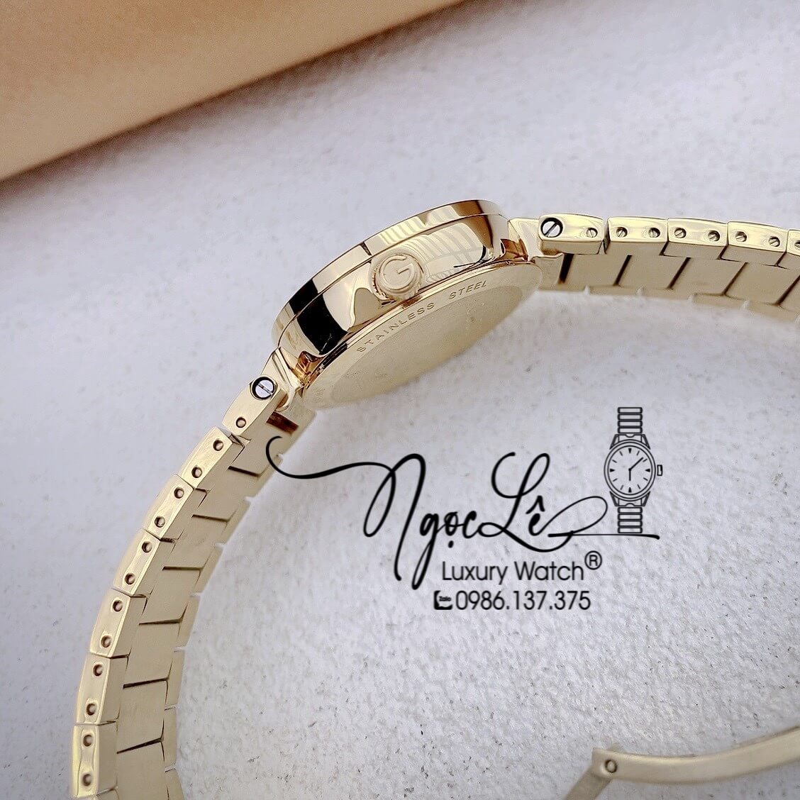 Đồng Hồ Nữ Gucci Dây Kim Loại Vàng Mặt Đen Dáng Lắc Tay Niềng Trơn Size 29mm