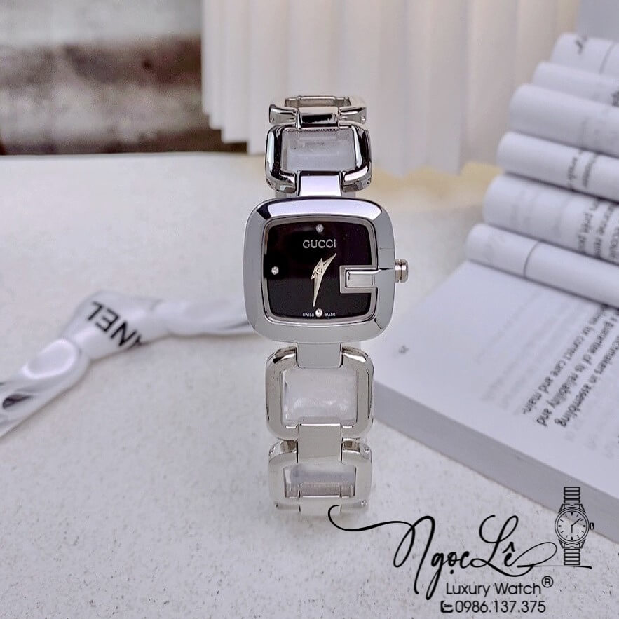 Đồng Hồ Nữ Gucci G-Gucci Dây Kim Loại Dáng Lắc Tay Silver Mặt Đen Size 32mm