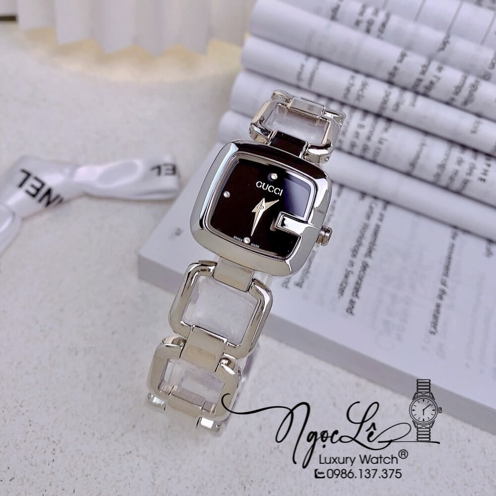 Đồng Hồ Nữ Gucci G-Gucci Dây Kim Loại Dáng Lắc Tay Silver Mặt Đen Size 32mm