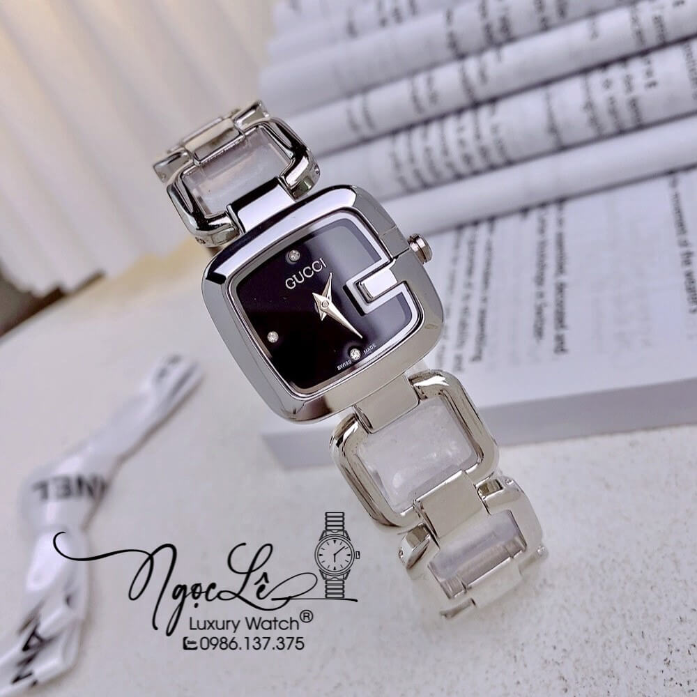 Đồng Hồ Nữ Gucci G-Gucci Dây Kim Loại Dáng Lắc Tay Silver Mặt Đen Size 32mm