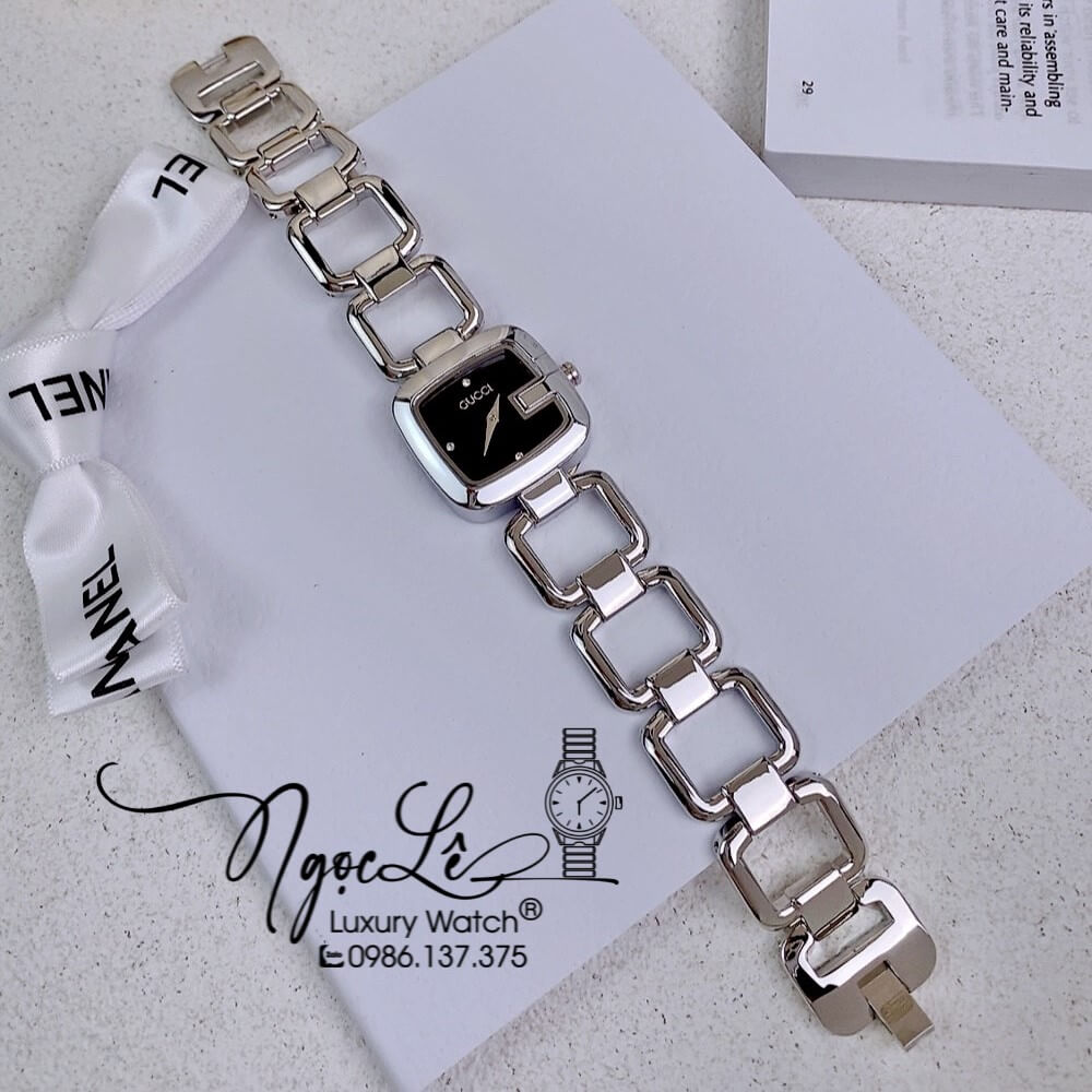 Đồng Hồ Nữ Gucci G-Gucci Dây Kim Loại Dáng Lắc Tay Silver Mặt Đen Size 32mm