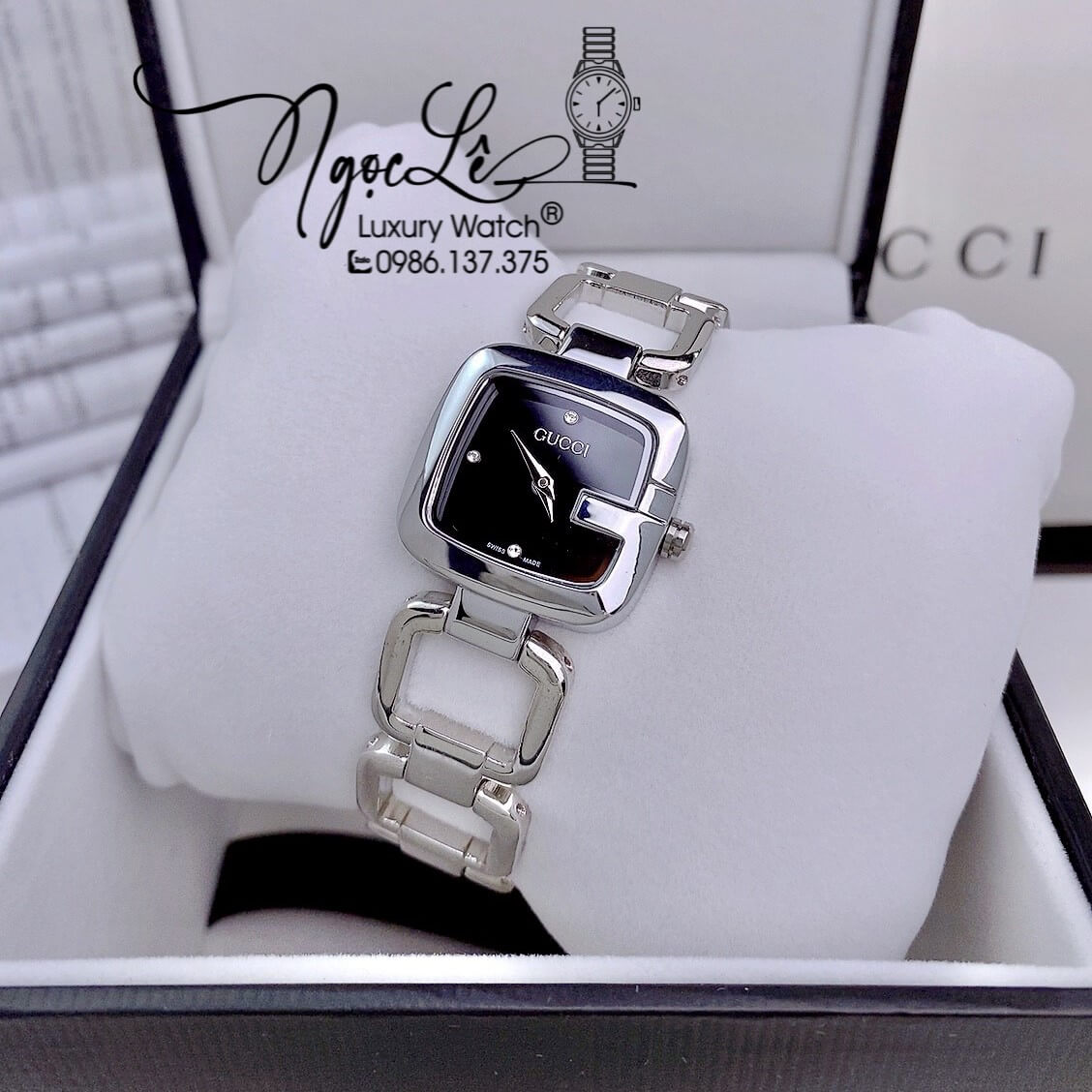 Đồng Hồ Nữ Gucci G-Gucci Dây Kim Loại Dáng Lắc Tay Silver Mặt Đen Size 32mm