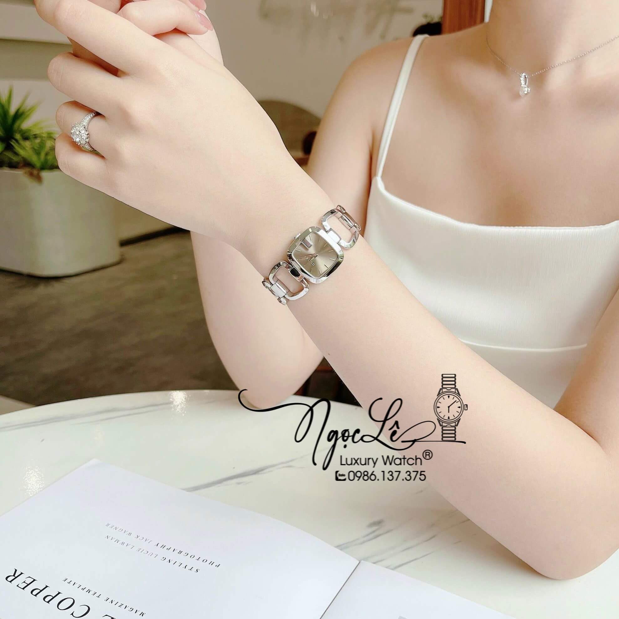Đồng Hồ Nữ Gucci G-Gucci Dây Kim Loại Dáng Lắc Tay Silver Mặt Xám Size 32mm