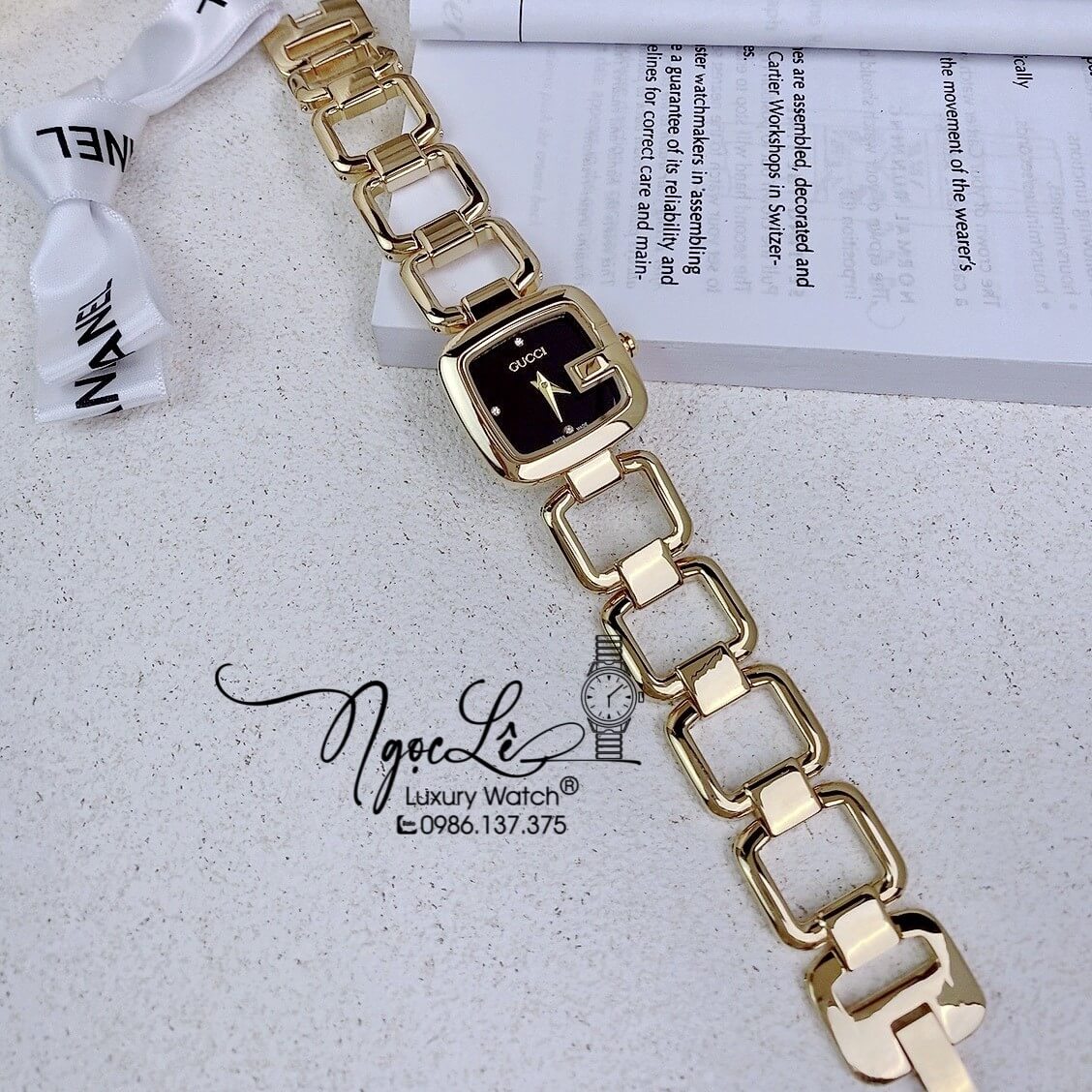 Đồng Hồ Nữ Gucci G-Gucci Dây Kim Loại Dáng Lắc Tay Vàng Mặt Đen Size 32mm