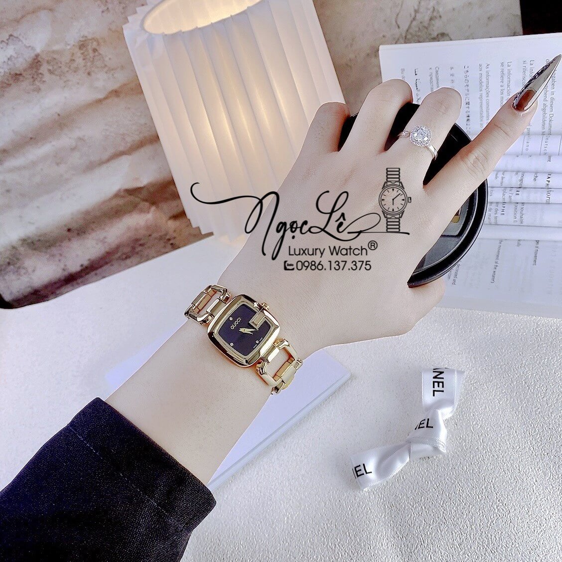 Đồng Hồ Nữ Gucci G-Gucci Dây Kim Loại Dáng Lắc Tay Vàng Mặt Đen Size 32mm
