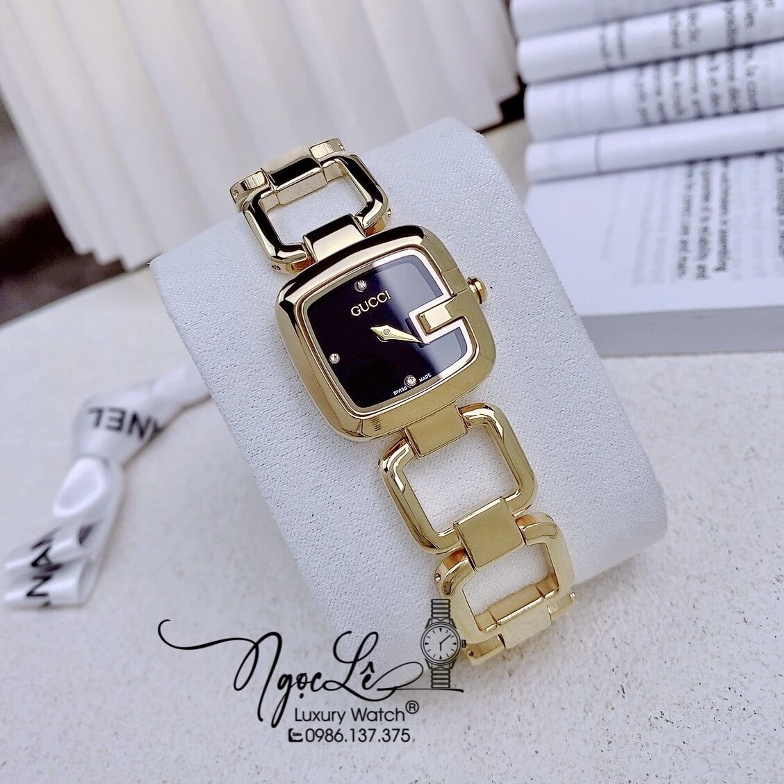 Đồng Hồ Nữ Gucci G-Gucci Dây Kim Loại Dáng Lắc Tay Vàng Mặt Đen Size 32mm