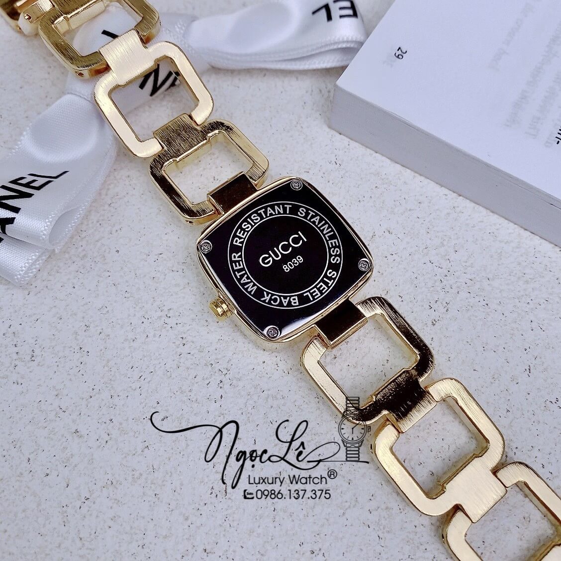 Đồng Hồ Nữ Gucci G-Gucci Dây Kim Loại Dáng Lắc Tay Vàng Mặt Đen Size 32mm