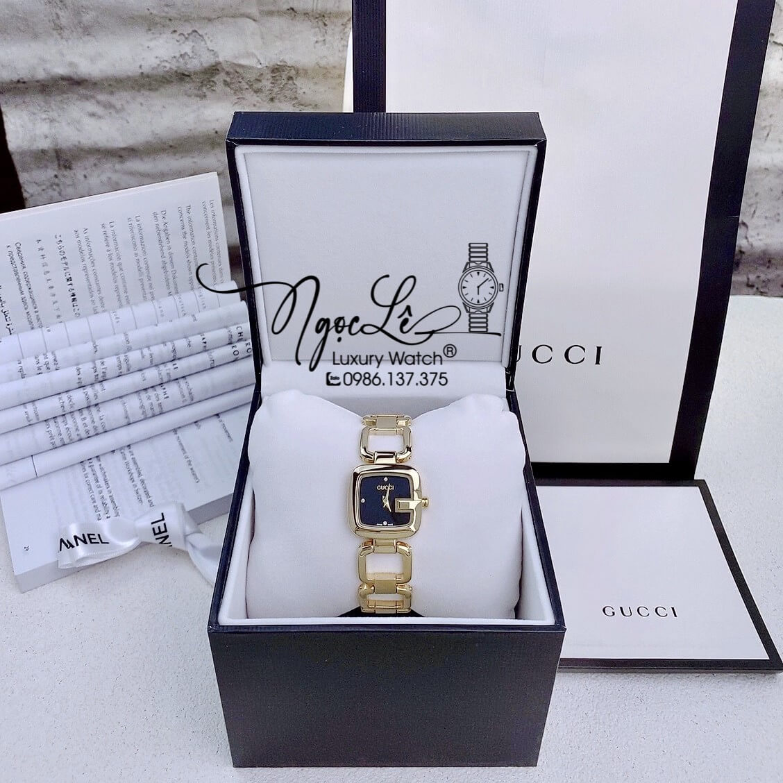 Đồng Hồ Nữ Gucci G-Gucci Dây Kim Loại Dáng Lắc Tay Vàng Mặt Đen Size 32mm