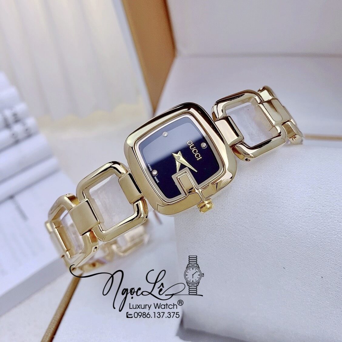 Đồng Hồ Nữ Gucci G-Gucci Dây Kim Loại Dáng Lắc Tay Vàng Mặt Đen Size 32mm