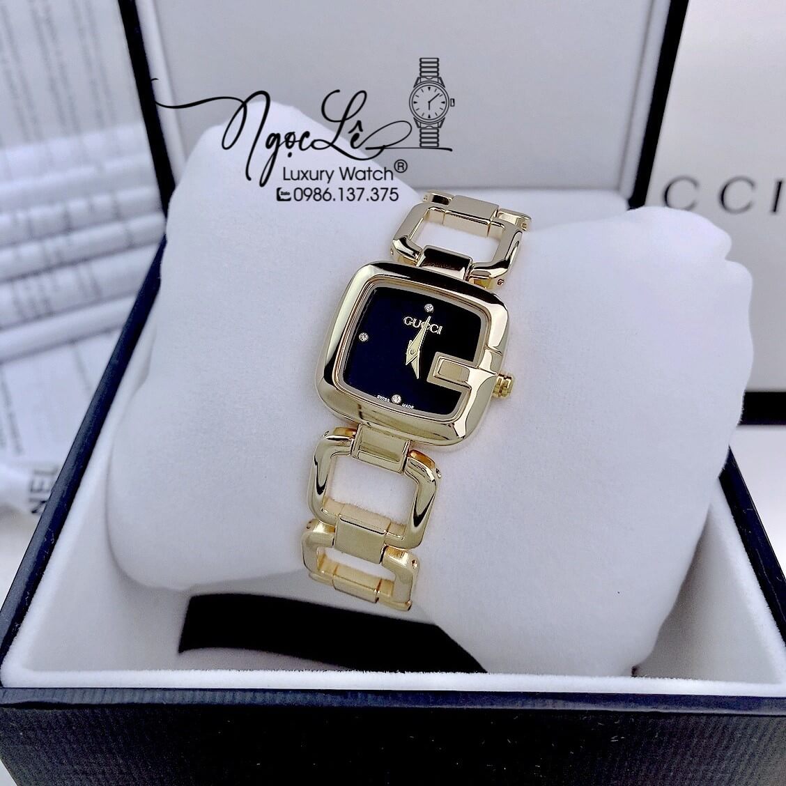 Đồng Hồ Nữ Gucci G-Gucci Dây Kim Loại Dáng Lắc Tay Vàng Mặt Đen Size 32mm
