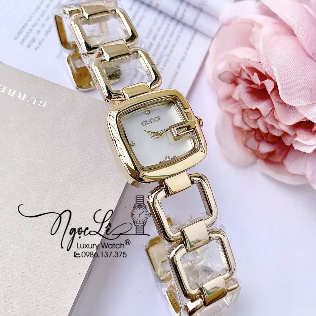 Đồng Hồ Nữ Gucci G-Gucci Dây Kim Loại Dáng Lắc Tay Vàng Mặt Trắng Size 32mm