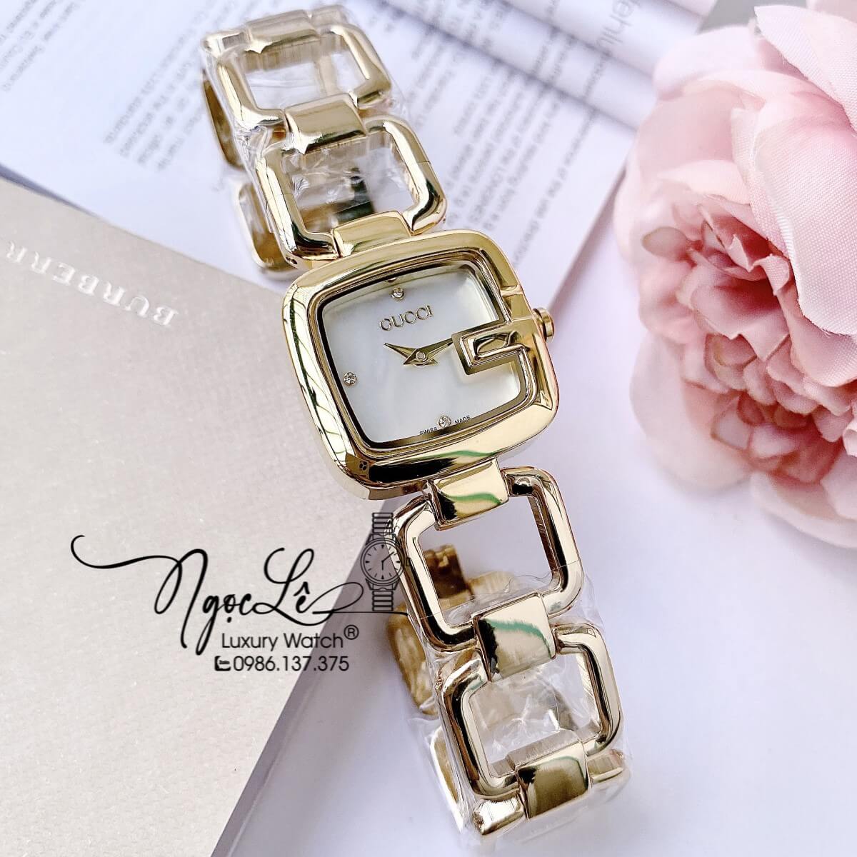 Đồng Hồ Nữ Gucci G-Gucci Dây Kim Loại Dáng Lắc Tay Vàng Mặt Trắng Size 32mm
