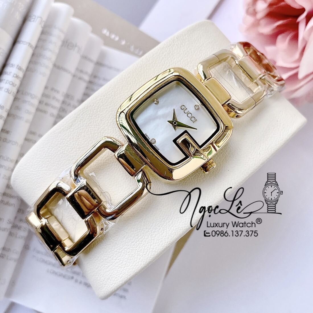 Đồng Hồ Nữ Gucci G-Gucci Dây Kim Loại Dáng Lắc Tay Vàng Mặt Trắng Size 32mm