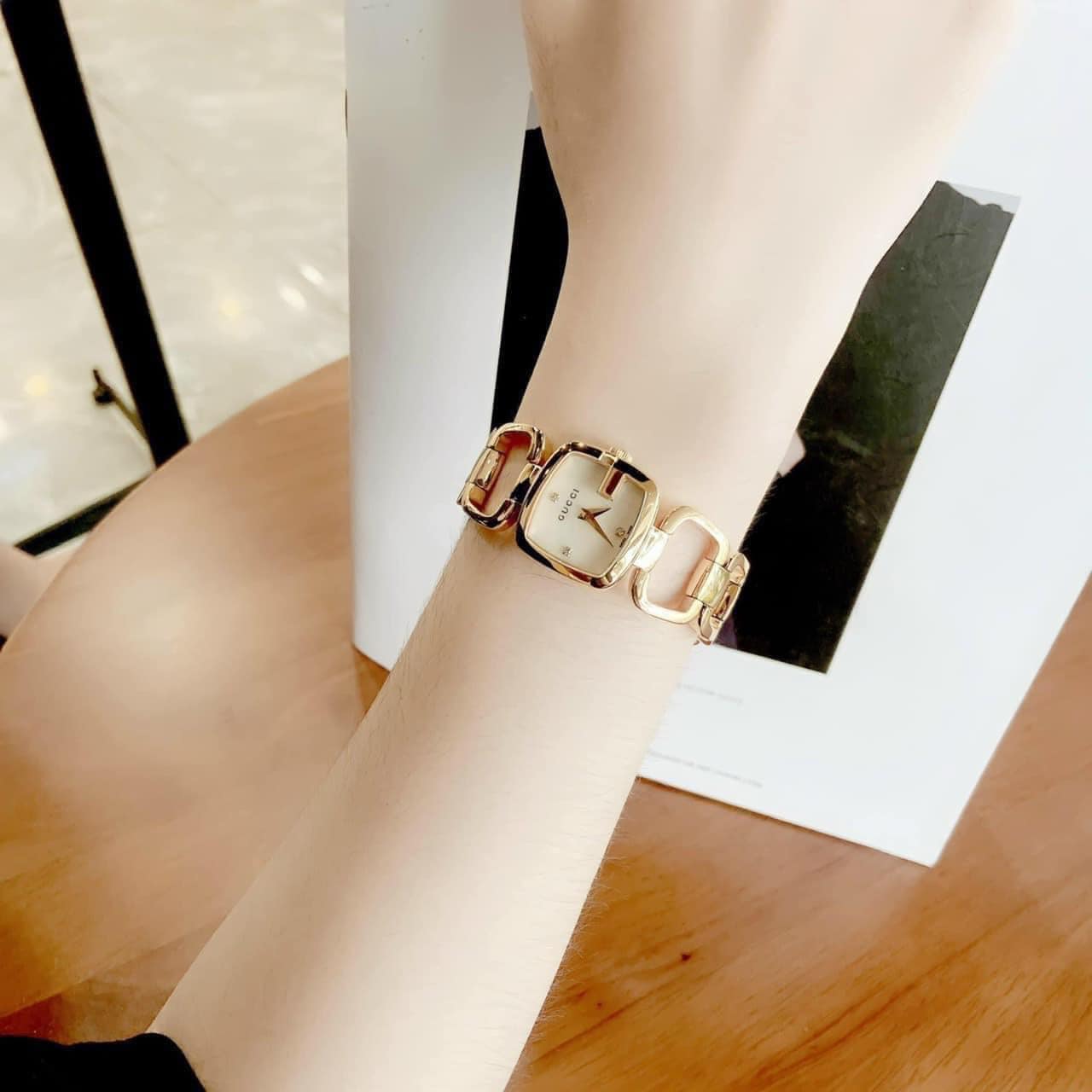 Đồng Hồ Nữ Gucci G-Gucci Dây Kim Loại Dáng Lắc Tay Vàng Mặt Trắng Size 32mm