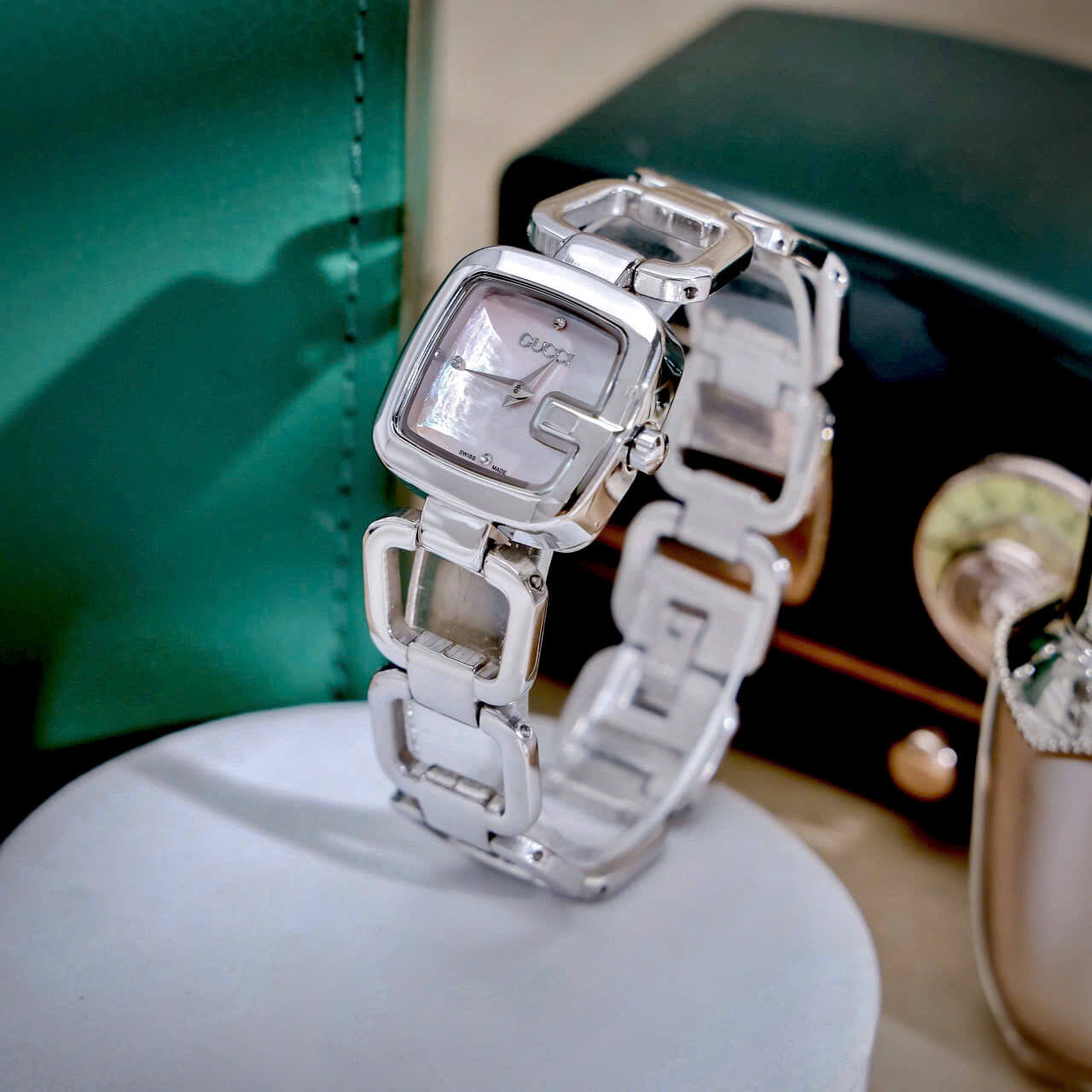 Đồng Hồ Nữ Gucci G-Gucci Dây Lắc Tay Màu Bạc Mặt Xà Cừ Hồng Nhạt Size 32mm