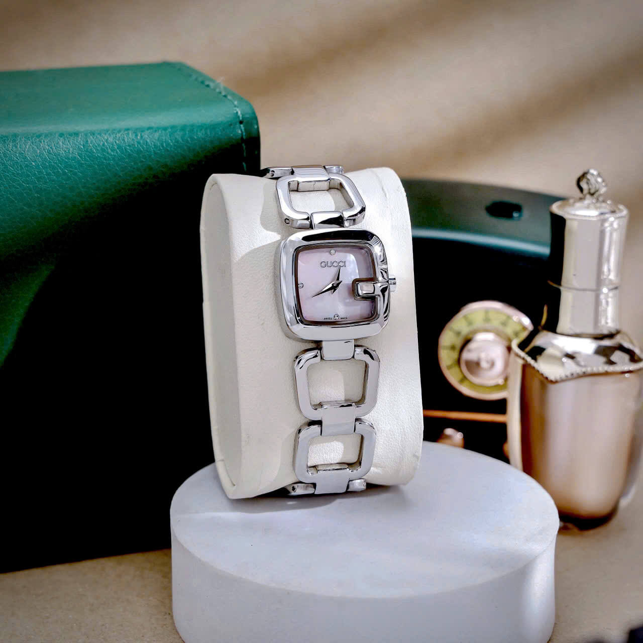 Đồng Hồ Nữ Gucci G-Gucci Dây Lắc Tay Màu Bạc Mặt Xà Cừ Hồng Nhạt Size 32mm