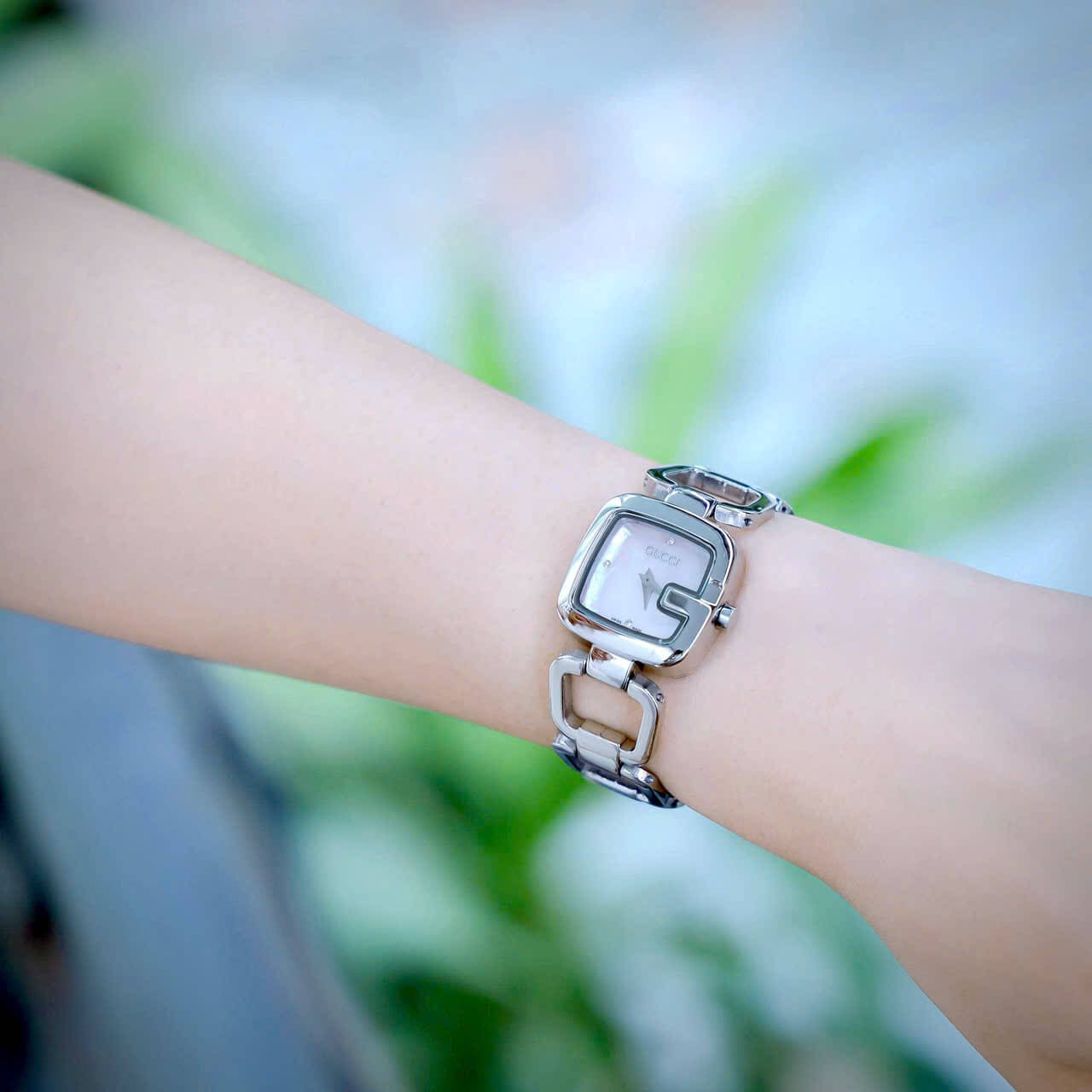 Đồng Hồ Nữ Gucci G-Gucci Dây Lắc Tay Màu Bạc Mặt Xà Cừ Hồng Nhạt Size 32mm