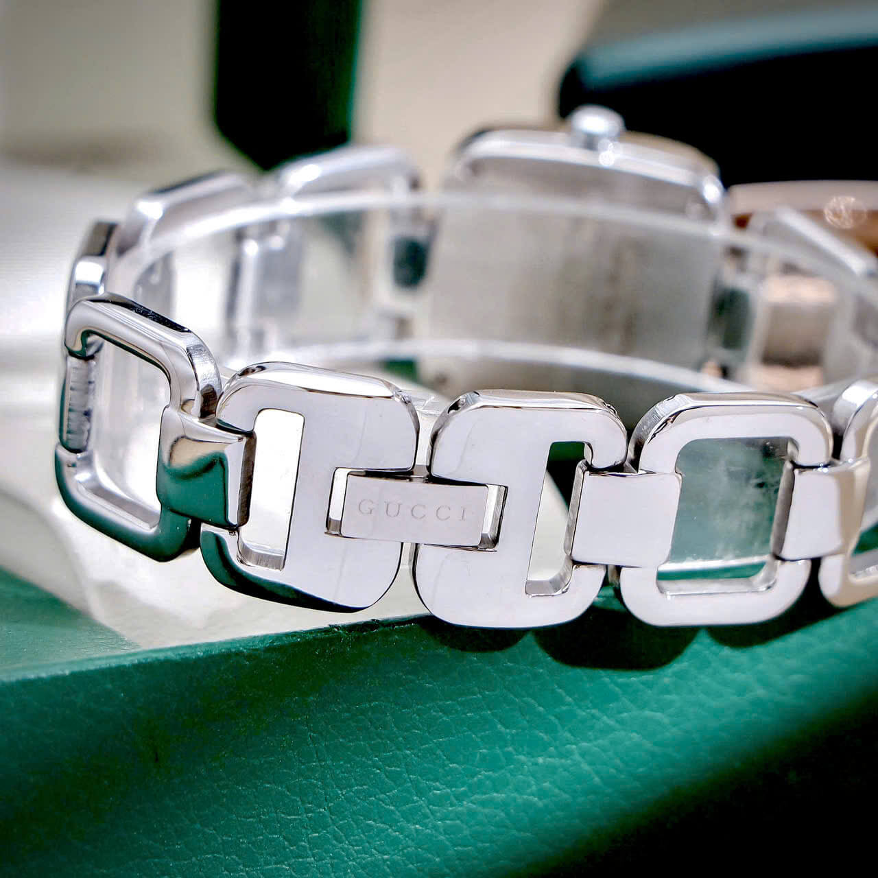 Đồng Hồ Nữ Gucci G-Gucci Dây Lắc Tay Màu Bạc Mặt Xà Cừ Hồng Nhạt Size 32mm