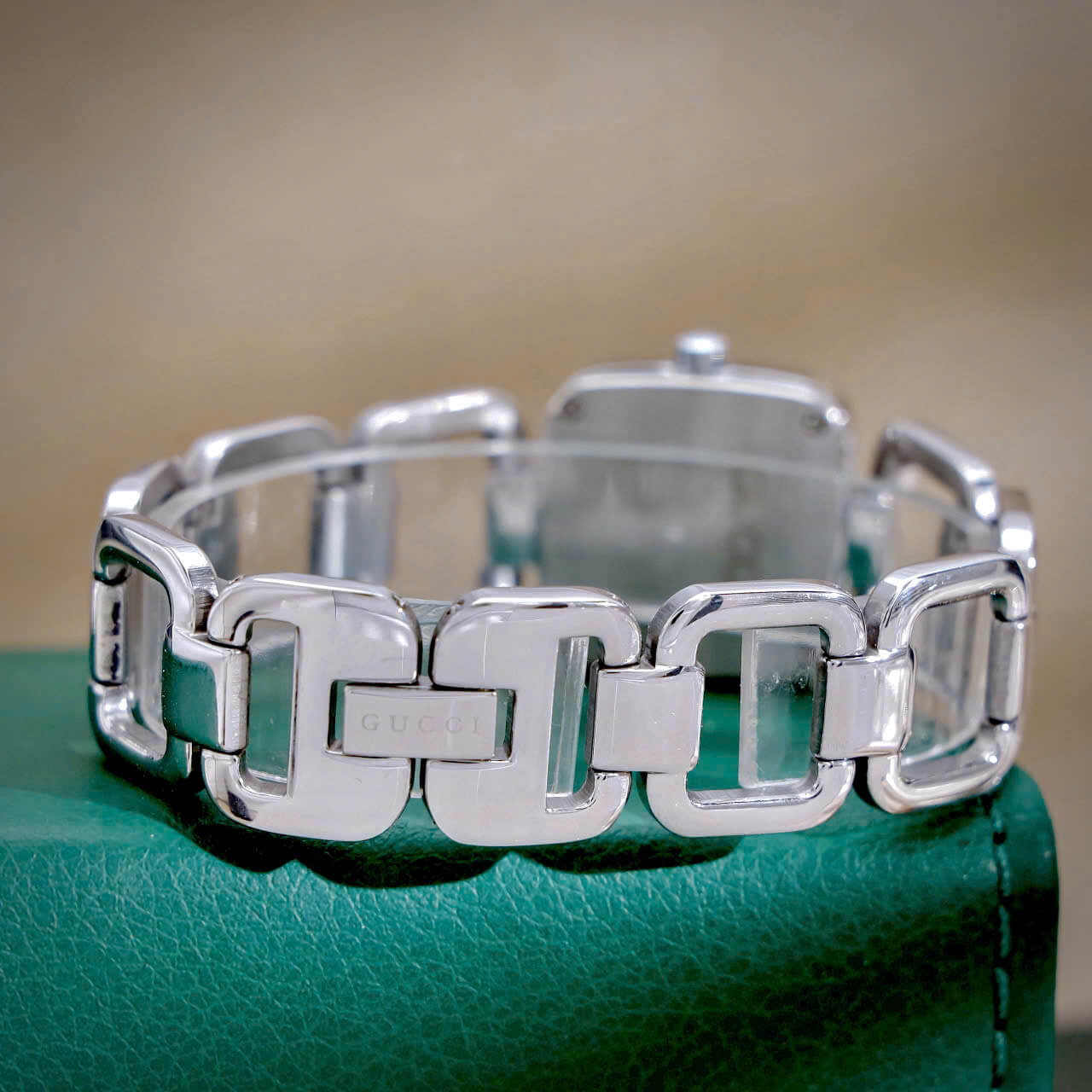 Đồng Hồ Nữ Gucci G-Gucci Dây Lắc Tay Màu Bạc Mặt Xanh Rêu Size 32mm