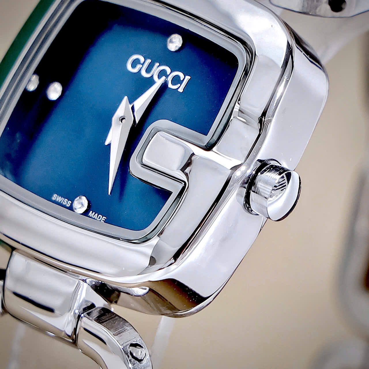 Đồng Hồ Nữ Gucci G-Gucci Dây Lắc Tay Màu Bạc Mặt Xanh Dương Đậm Size 32mm