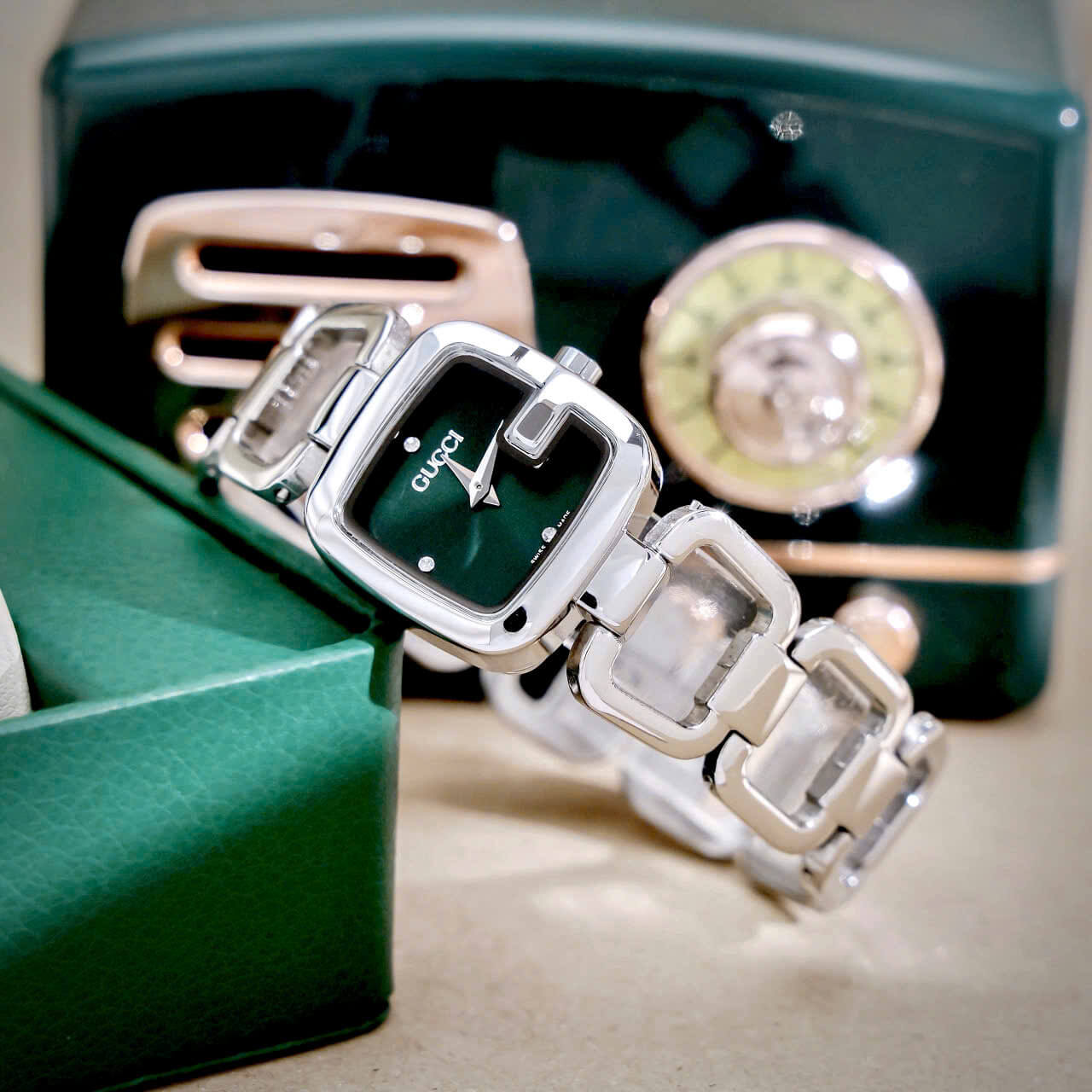 Đồng Hồ Nữ Gucci G-Gucci Dây Lắc Tay Màu Bạc Mặt Xanh Rêu Size 32mm