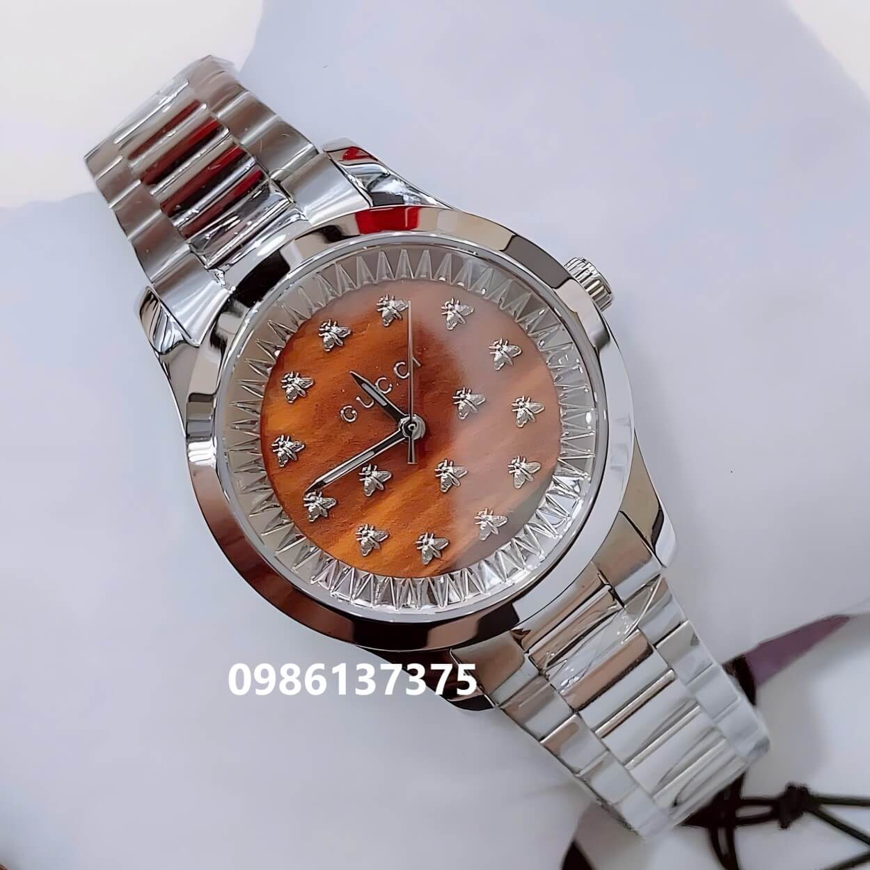 Đồng Hồ Gucci G-Timeless Dây Kim Loại Silver Mặt Nâu Đất Đính Ong Nổi Size 30mm - 38mm