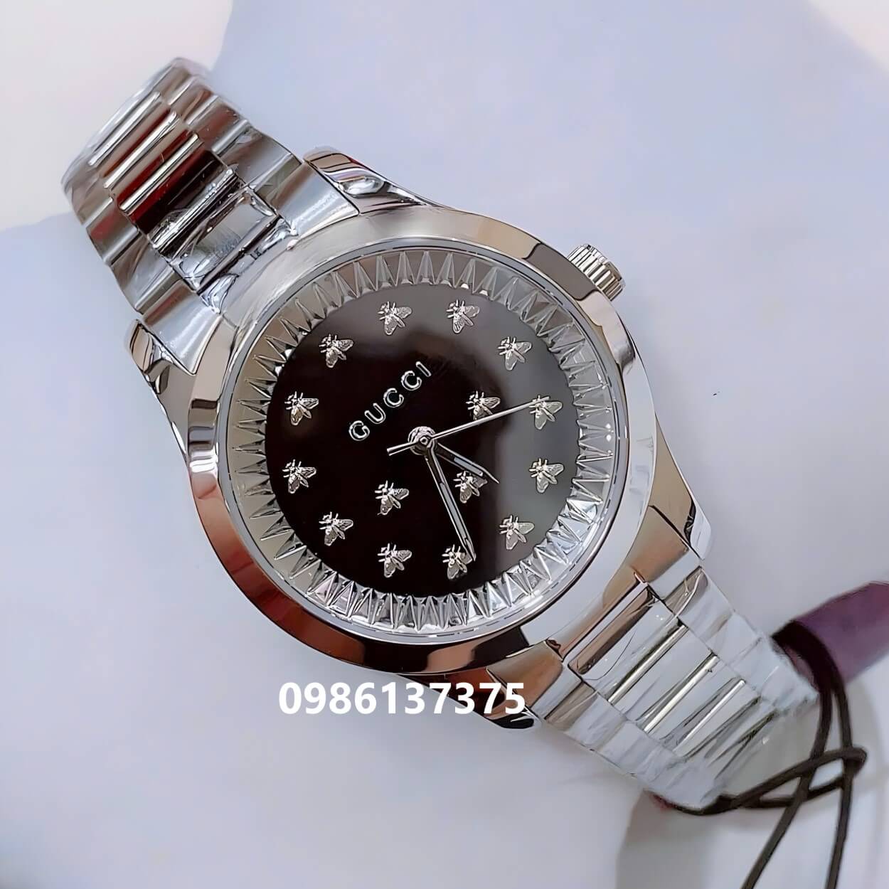 Đồng Hồ Gucci G-Timeless Dây Kim Loại Silver Mặt Đen Đính Ong Nổi Size 30mm - 38mm