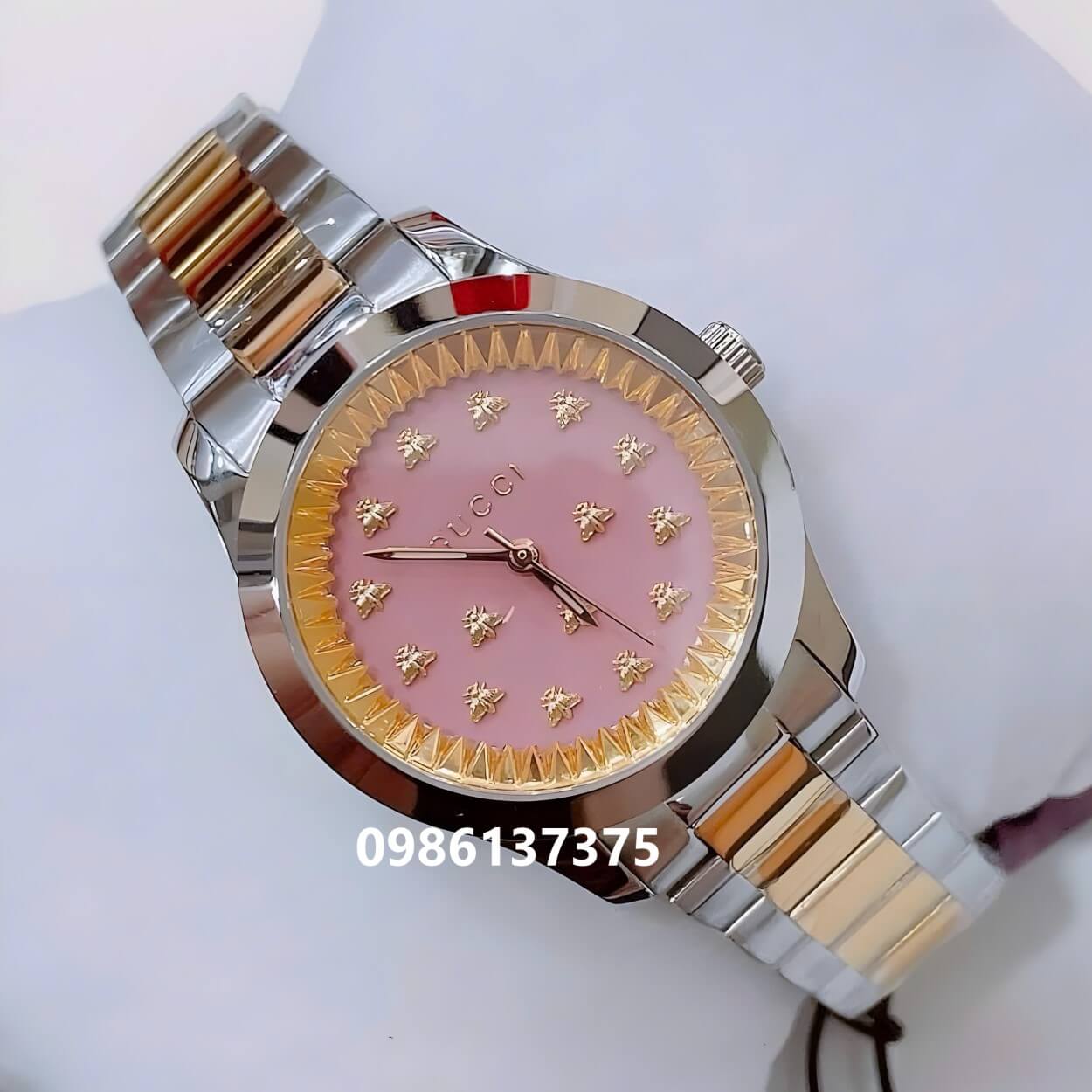 Đồng Hồ Gucci G-Timeless Dây Kim Loại Demi Vàng Mặt Hồng Đính Ong Nổi Size 30mm - 38mm