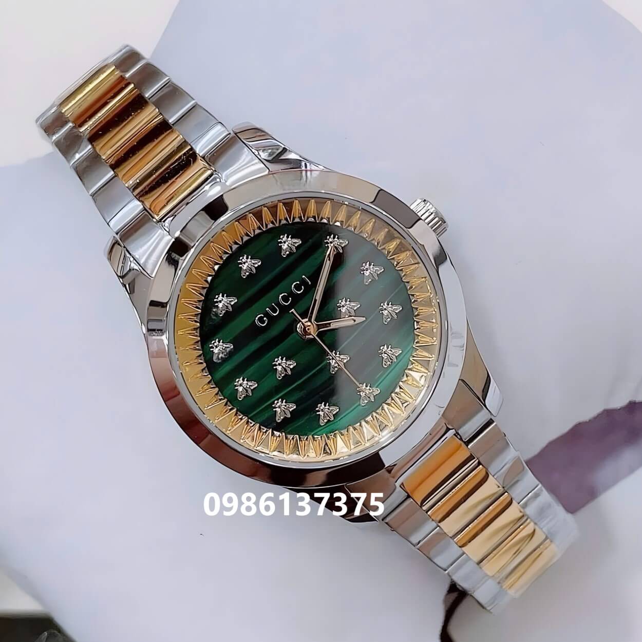 Đồng Hồ Gucci G-Timeless Dây Kim Loại Demi Vàng Mặt Xanh Gợn Sóng Đính Ong Nổi Size 30mm - 38mm