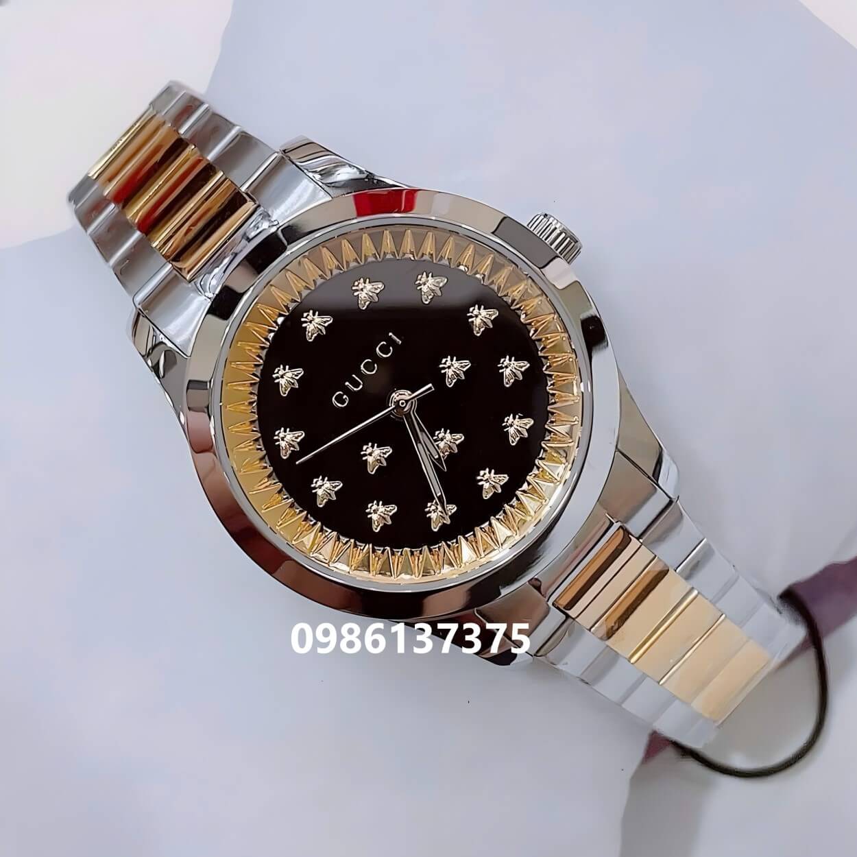 Đồng Hồ Gucci G-Timeless Dây Kim Loại Demi Vàng Mặt Đen Đính Ong Nổi Size 30mm - 38mm