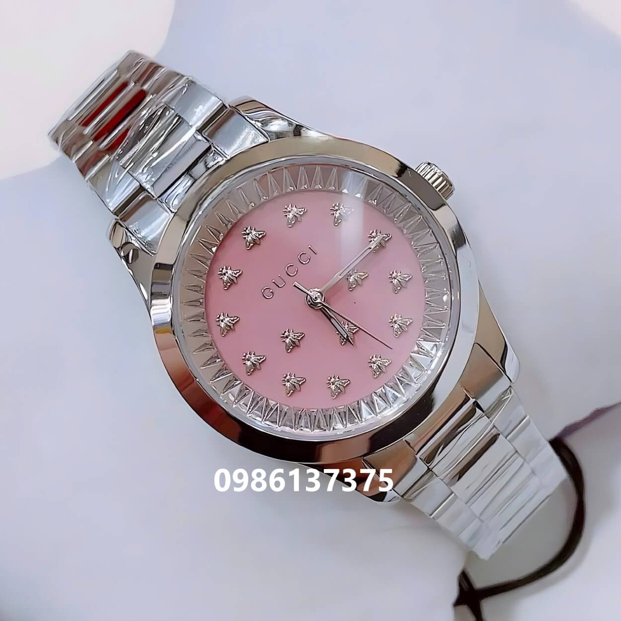 Đồng Hồ Gucci G-Timeless Dây Kim Loại Silver Mặt Hồng Đính Ong Nổi Size 30mm - 38mm