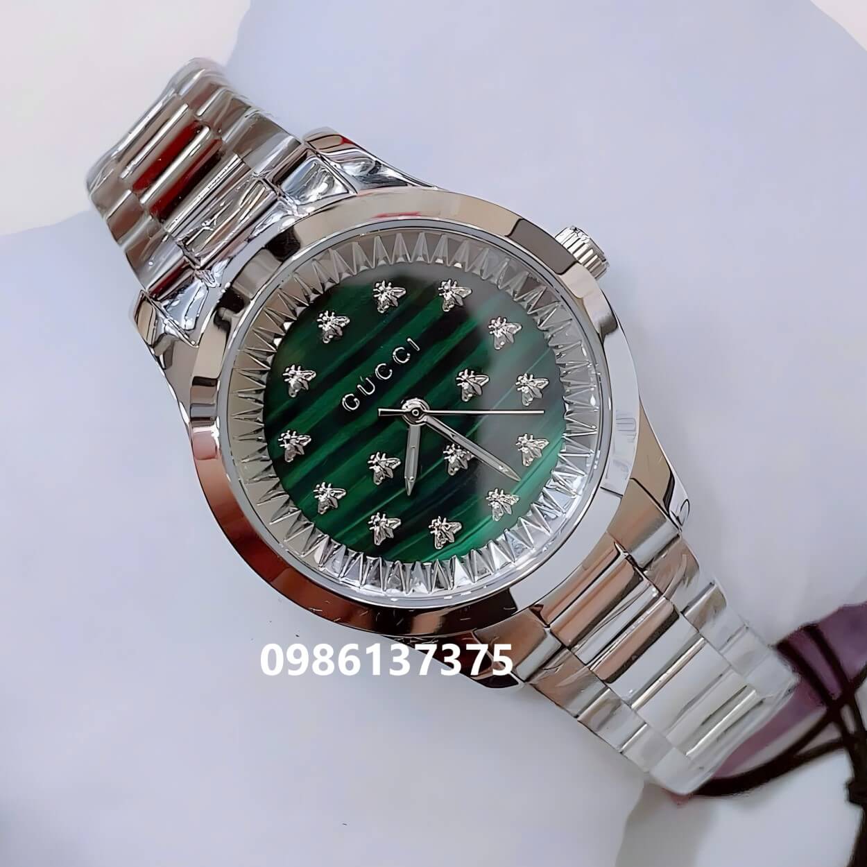 Đồng Hồ Gucci G-Timeless Dây Kim Loại Silver Mặt Xanh Lá Đính Ong Nổi Size 30mm - 38mm