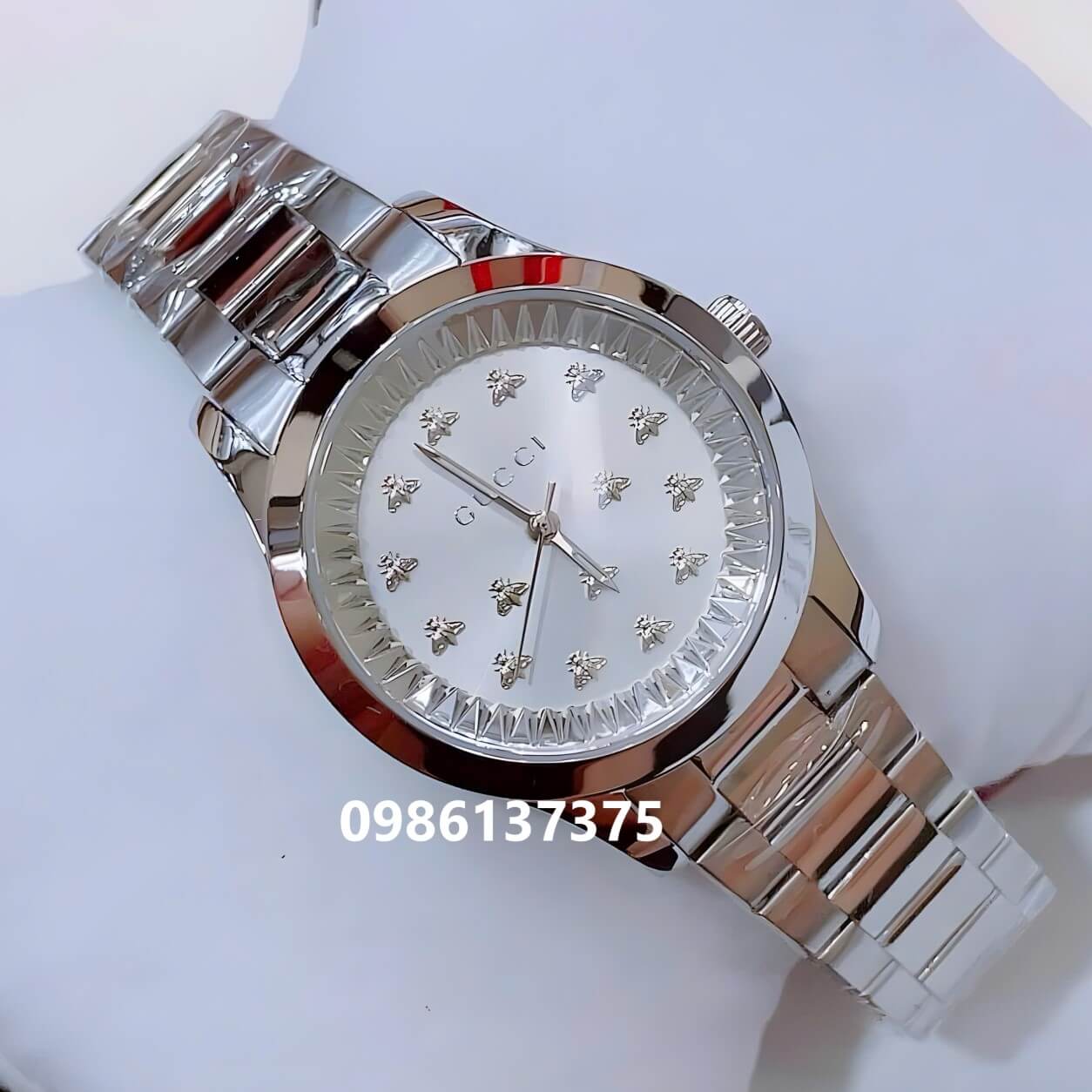 Đồng Hồ Gucci G-Timeless Dây Kim Loại Silver Mặt Đính Ong Nổi Size 30mm - 38mm