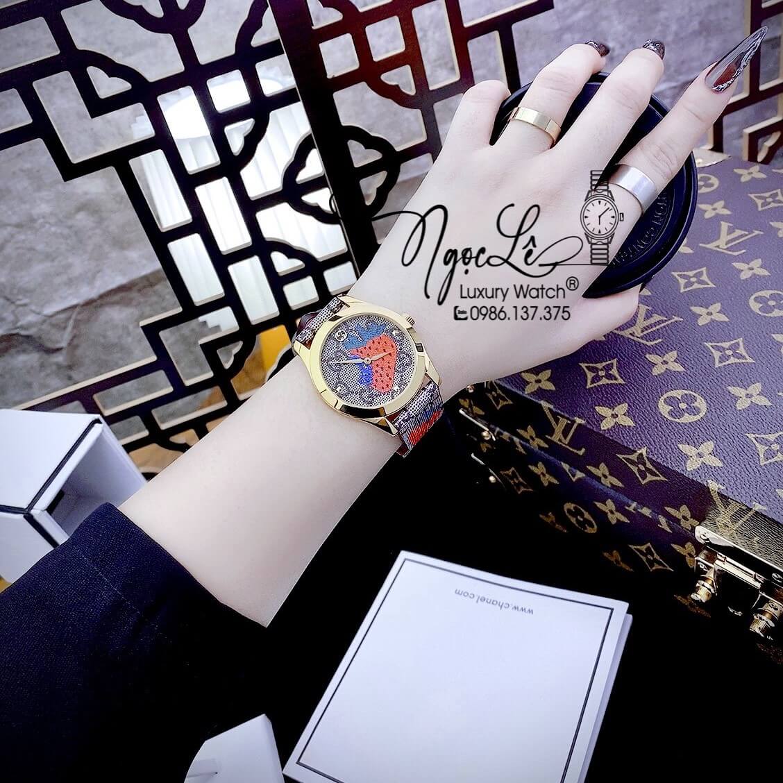 Đồng Hồ Nữ Gucci G-Timeless Strawberry Dây Da Họa Tiết Trái Dâu Size 38mm