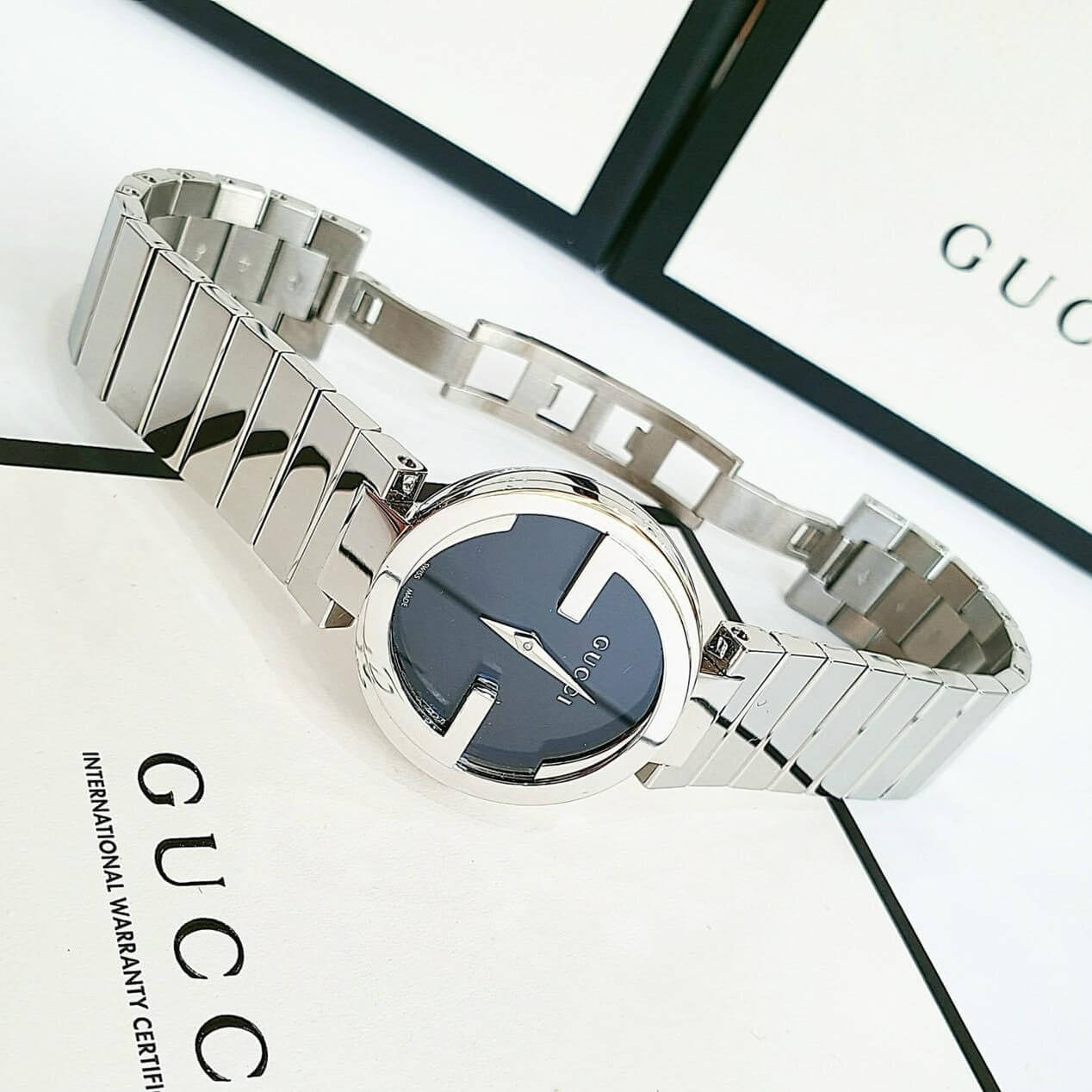 Đồng Hồ Nữ Gucci Interlocking Dây Kim Loại Bạc Mặt Đen Size 28mm - Quartz Japan