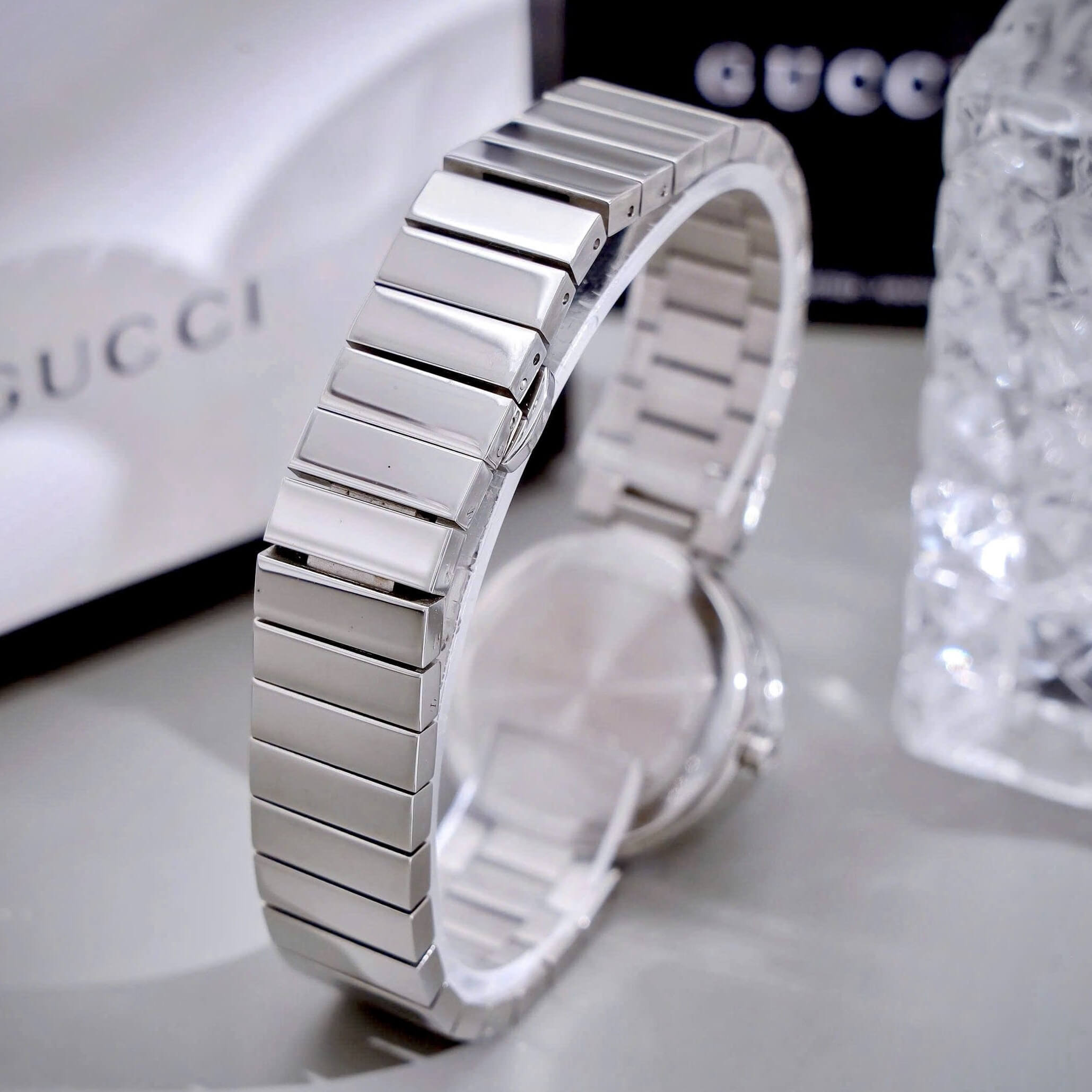 Đồng Hồ Nữ Gucci Interlocking Dây Kim Loại Bạc Mặt Đen Size 28mm - Quartz Japan