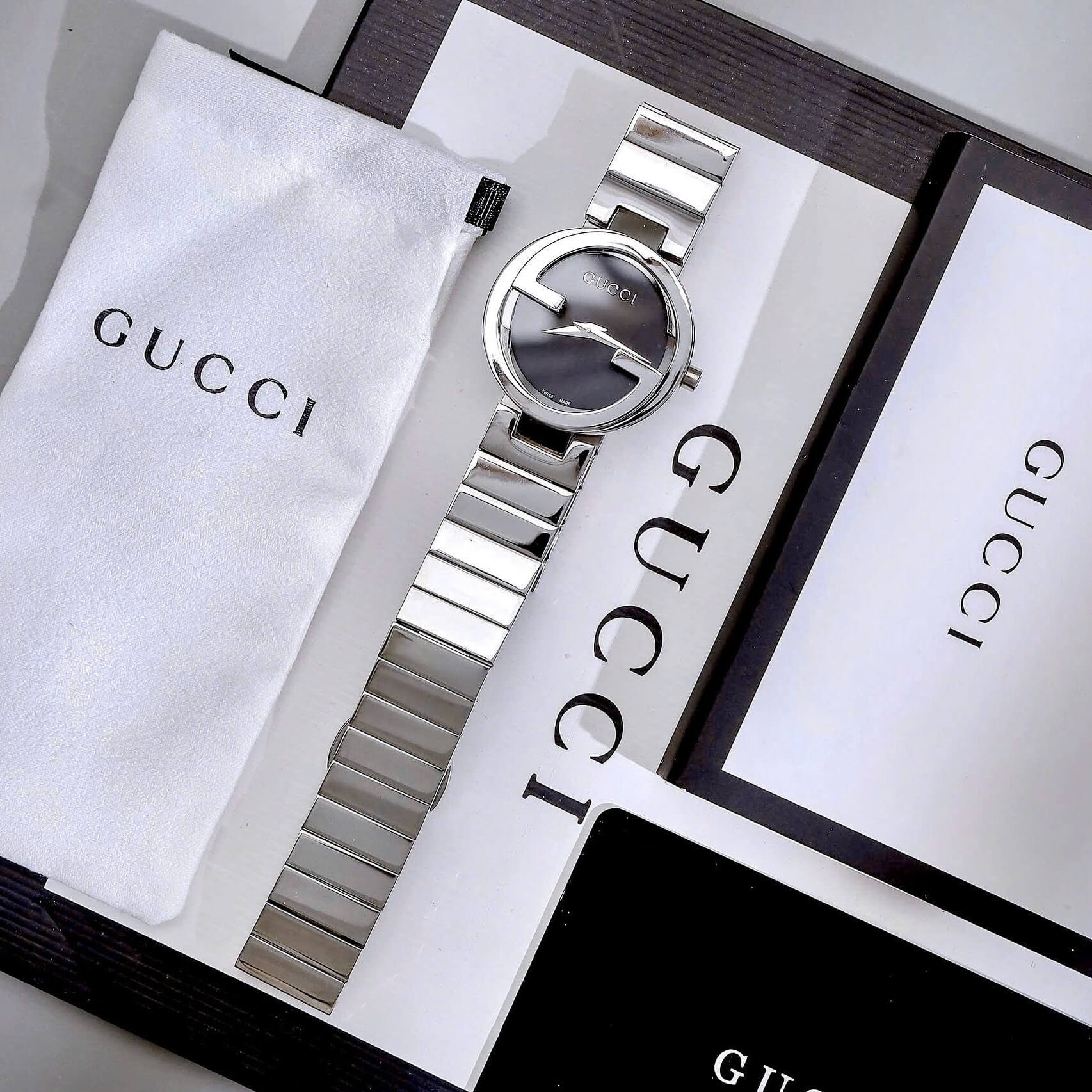 Đồng Hồ Nữ Gucci Interlocking Dây Kim Loại Bạc Mặt Đen Size 28mm - Quartz Japan