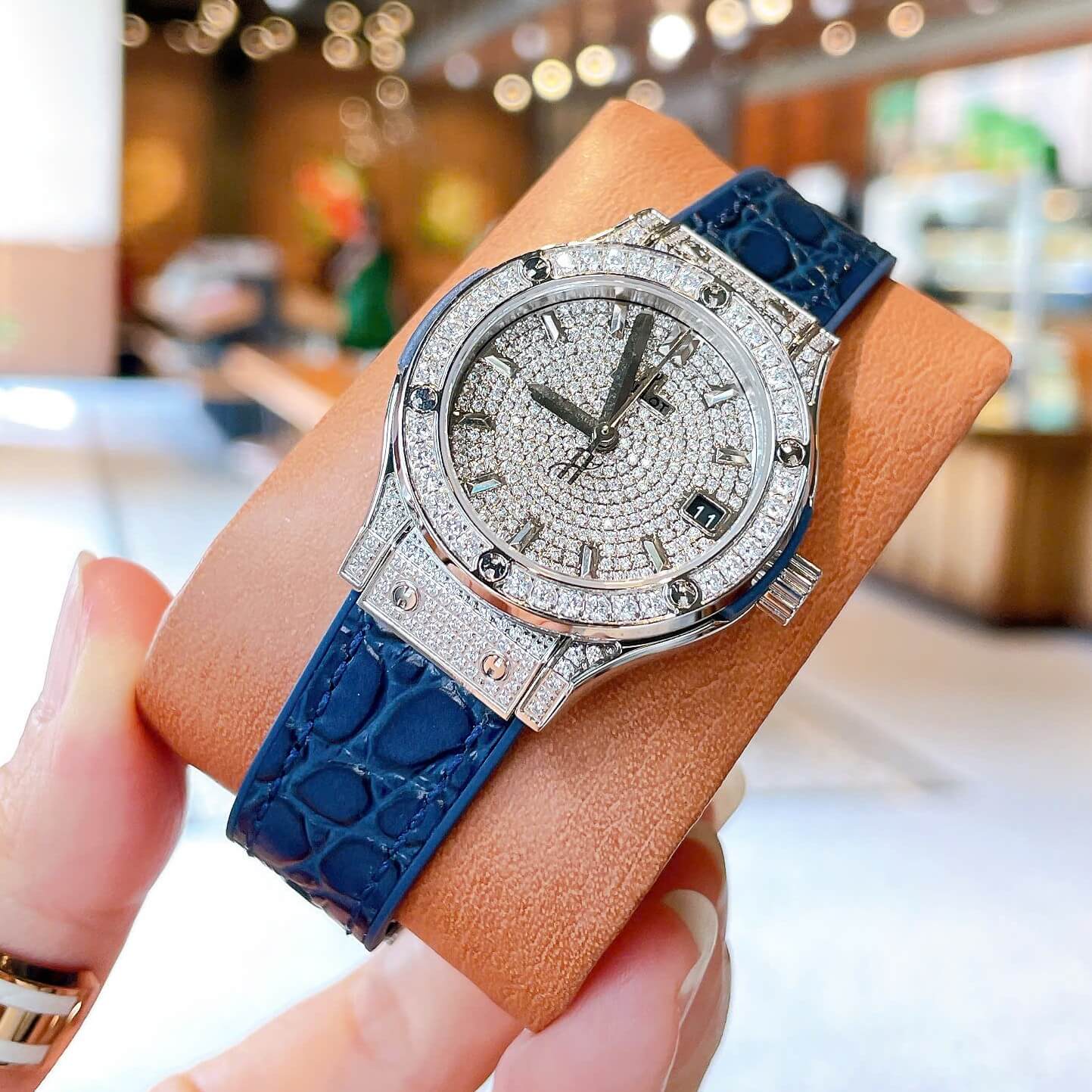 Đồng Hồ Nữ Hublot Classic Fusion Dây Cao Su Xanh Navy Đính Đá Size 30mm Máy Pin Miyota Nhật - Vỏ Silver
