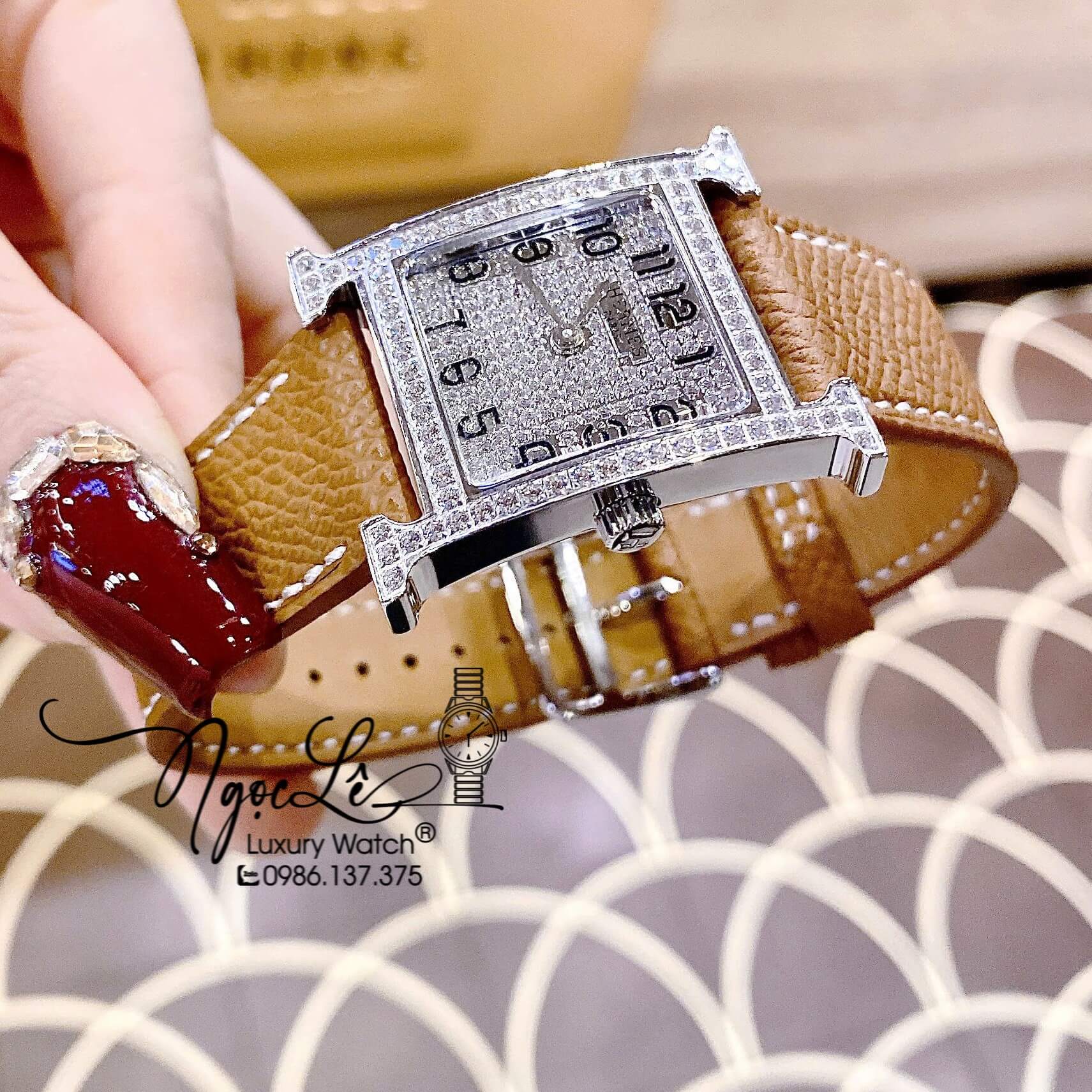 Đồng Hồ Nữ Hermes H Dây Da Màu Nâu Bò Mặt Vuông Đính Đá Size 26x26mm
