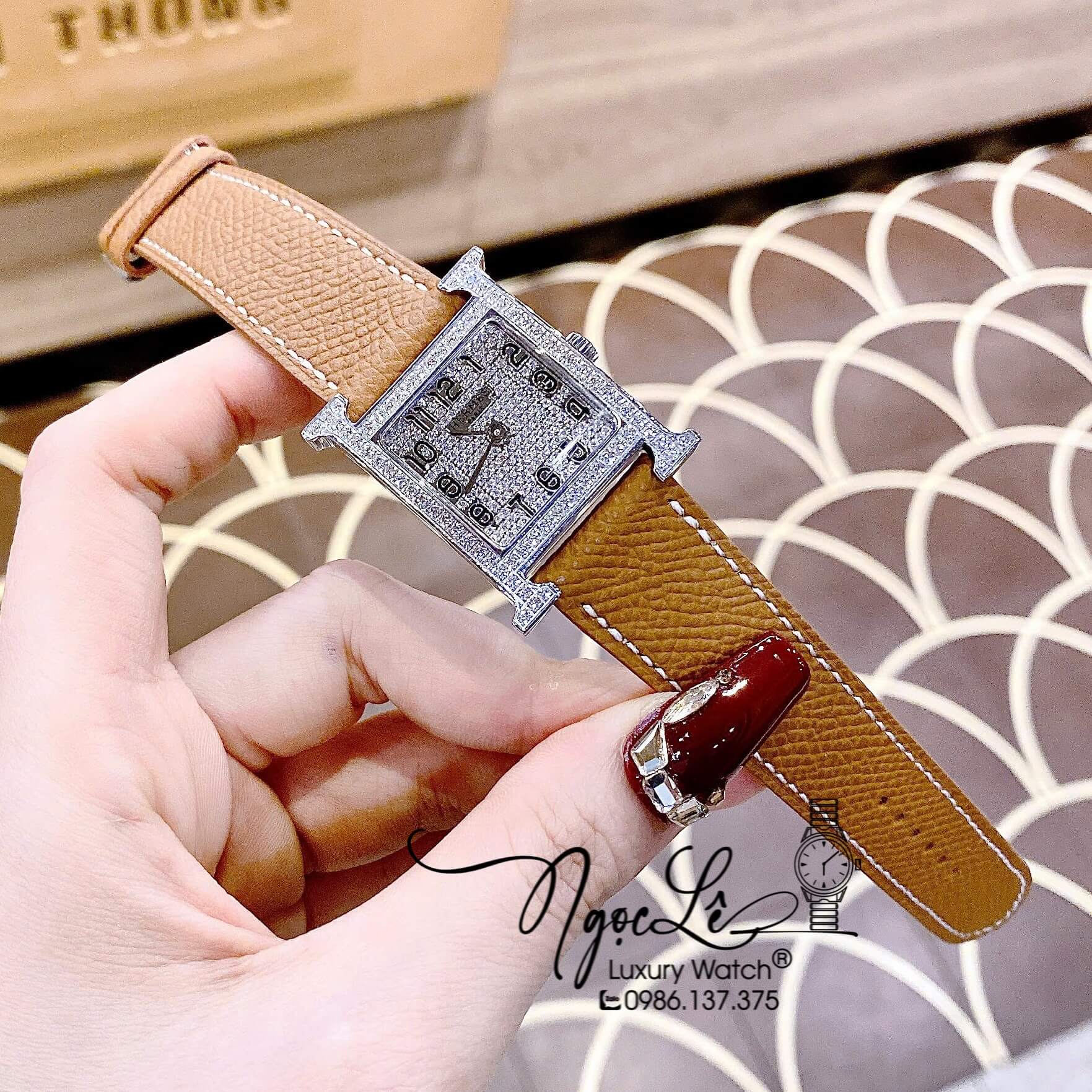 Đồng Hồ Nữ Hermes H Dây Da Màu Nâu Bò Mặt Vuông Đính Đá Size 26x26mm