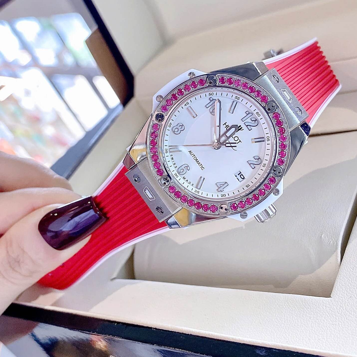 Đồng Hồ Nữ Hublot Big Bang Dây Cao Su Đỏ Viền Đá Hồng Size 39mm Vỏ Silver