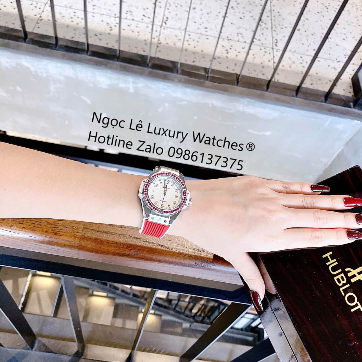Đồng Hồ Nữ Hublot Big Bang Dây Cao Su Đỏ Viền Đá Hồng Size 39mm Vỏ Silver