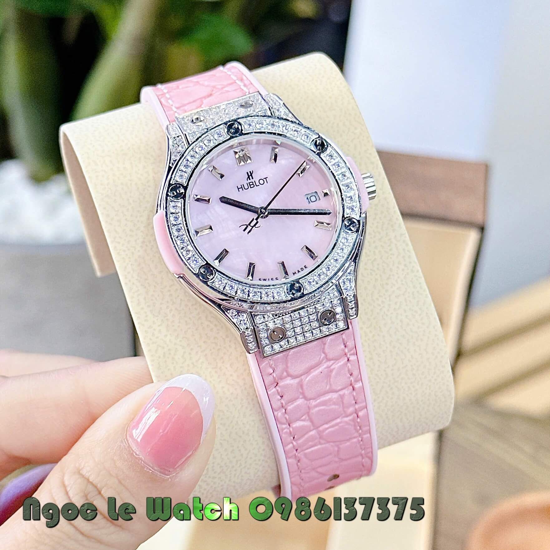 Đồng Hồ Nữ Hublot Classic Fusion Dây Cao Su Bọc Da Hồng Đính Đá Silver Size 34mm - Máy Quartz