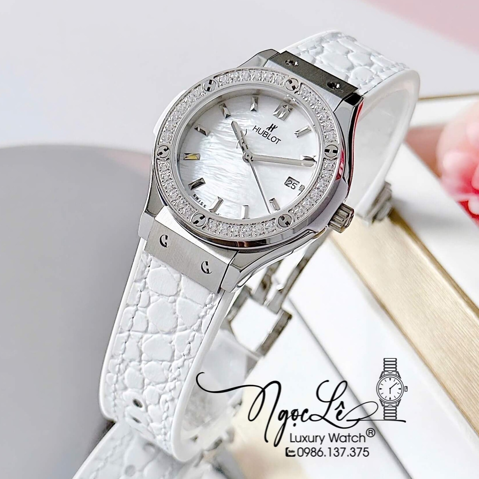 Đồng Hồ Nữ Hublot Classic Fusion Cao Su Bọc Da Trắng Đính Đá Silver Mặt Xà Cừ Size 34mm - Máy Quartz